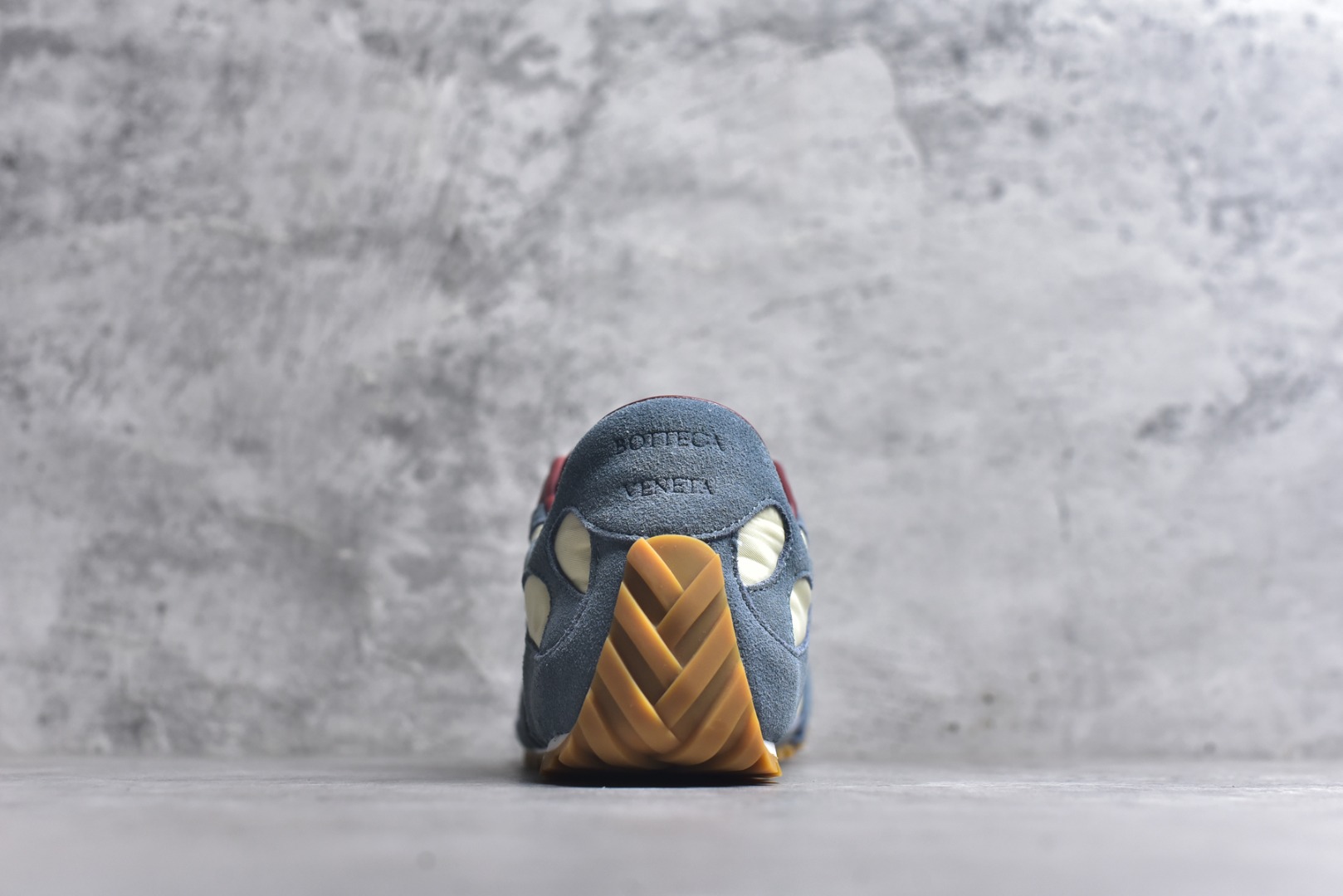 图片[5]-#BOTTEGA VENETA Orbit Runner BV葆蝶家时尚休闲情侣阿甘鞋 原版开发 一比一打造 相似度百分之99以上 市场一梯队级别品质 区别市场任何标文顶级品质版本 采用轻质科技网布面料 搭配几何图案设计橡胶外底 王炸系列 高版本 认准套包工艺 实际增高很多哦 还是一样显腿细非常nice 耐玩耐造 对标对版 套包鞋工艺 认准高版本 大底选用拼色TPU大底 配置原版包装 尺码：36 37 38 39 40 41 42 43 44 45 46 47-选品中心