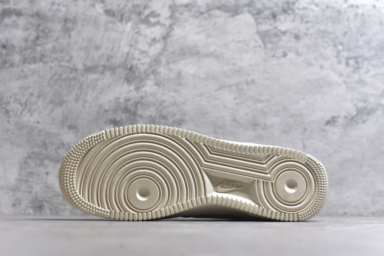 图片[6]-#海外限量发售！公司级NIke Air Force 1 \’07 Low “LV联名–奶白咖棕” 空军一号低帮 运动鞋 休闲鞋 折边针车 工艺难度大 原楦头原纸板 高端定制鞋盒 原厂鞋底 超高清洁度 细节完美 货号：IH1817-800 尺码：36 36.5 37.5 38 38.5 39 40 40.5 41 42 42.5 43 44 44.5 45-选品中心