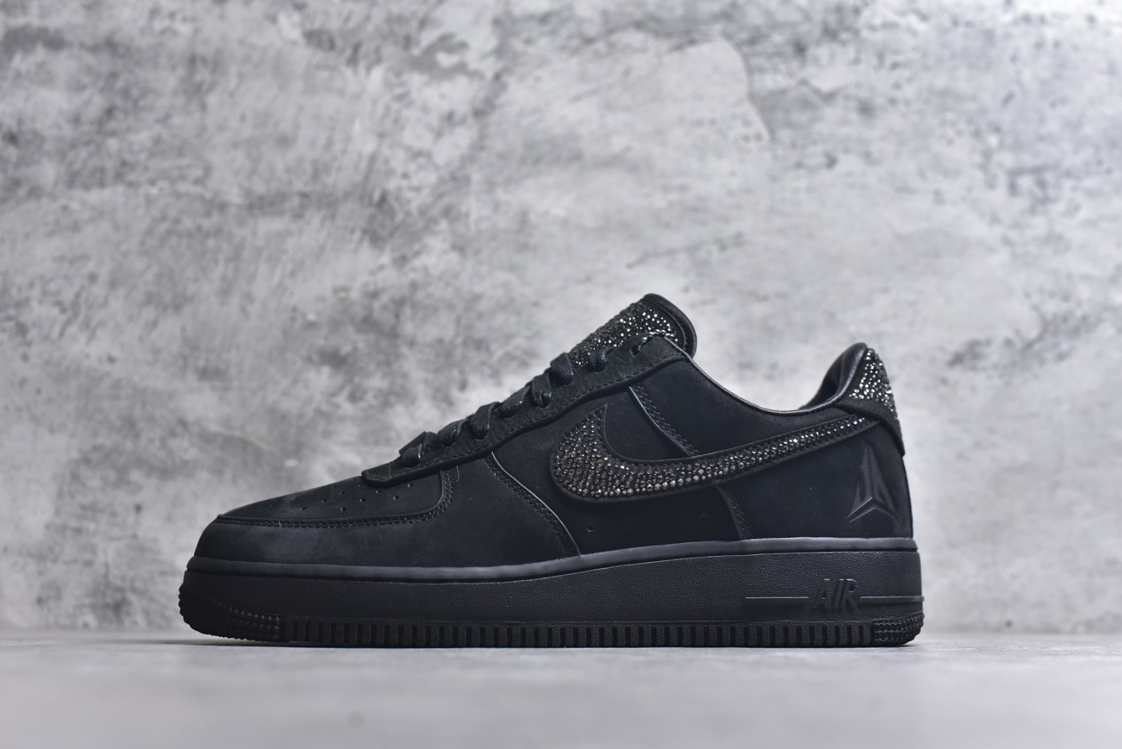 #Ja Morant x Swarovski/施华洛世奇 x Nike Air Force 1 空军AF1 舒适百搭 耐磨 低帮 黑色 IQ9772-001 施华洛世奇与莫兰特联名的 Air Force 1 Low最近首次释出实物，酷黑磨砂鞋身衬托下，Swoosh 位置安排施华洛世奇钻石。挂件同样采用施华洛世奇的钻石包边，鞋身后侧还有莫兰特 Logo 的压印，目前仅有鞋款释出实物，不出意外跟上次一样会提供特殊规格鞋盒。对于本次联名，大家应该不会意外了，今年年初就推出过 Swarovski x Nike JA 2 “Black Label” 尺码：40-47.5-选品中心