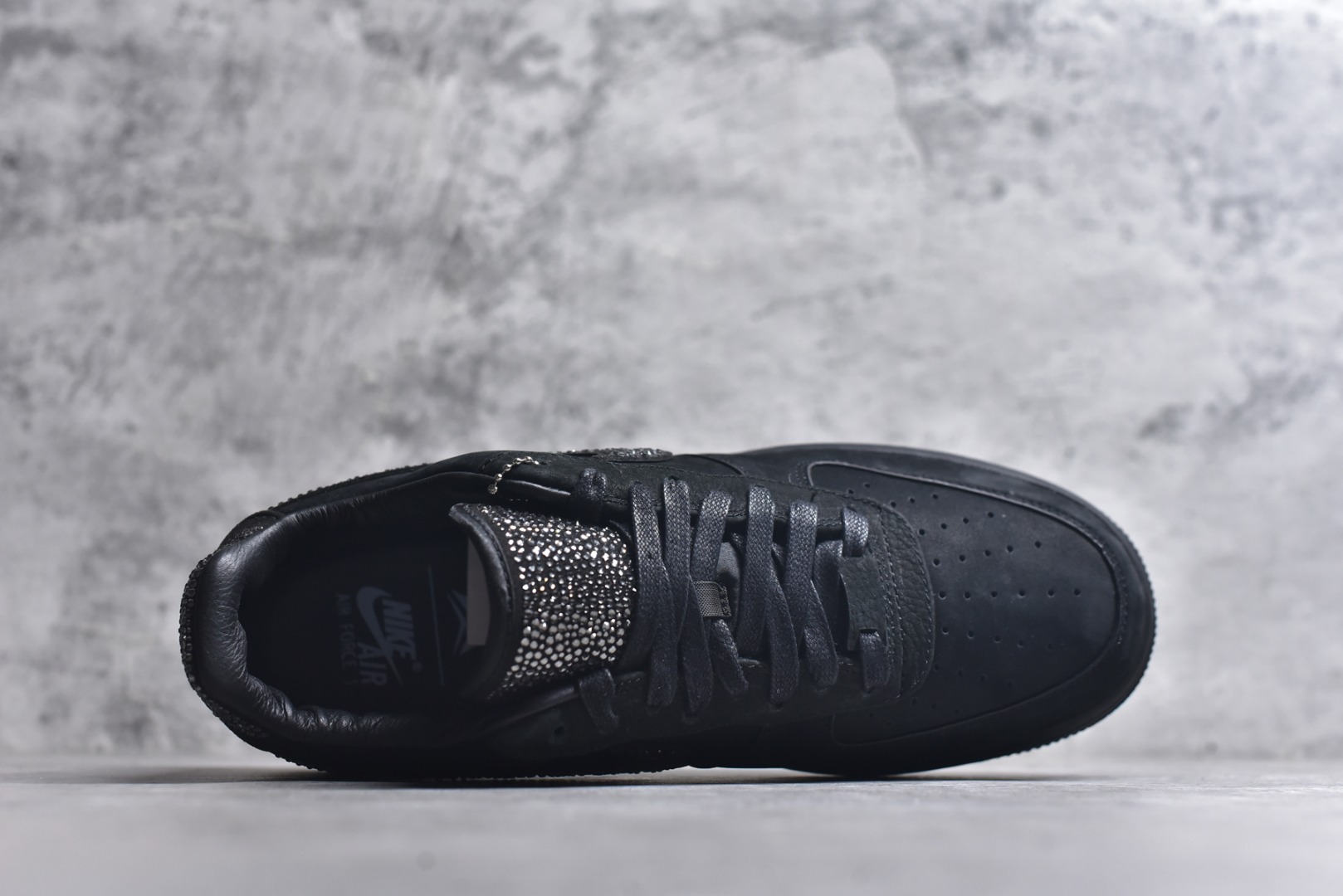 图片[4]-#Ja Morant x Swarovski/施华洛世奇 x Nike Air Force 1 空军AF1 舒适百搭 耐磨 低帮 黑色 IQ9772-001 施华洛世奇与莫兰特联名的 Air Force 1 Low最近首次释出实物，酷黑磨砂鞋身衬托下，Swoosh 位置安排施华洛世奇钻石。挂件同样采用施华洛世奇的钻石包边，鞋身后侧还有莫兰特 Logo 的压印，目前仅有鞋款释出实物，不出意外跟上次一样会提供特殊规格鞋盒。对于本次联名，大家应该不会意外了，今年年初就推出过 Swarovski x Nike JA 2 “Black Label” 尺码：40-47.5-选品中心