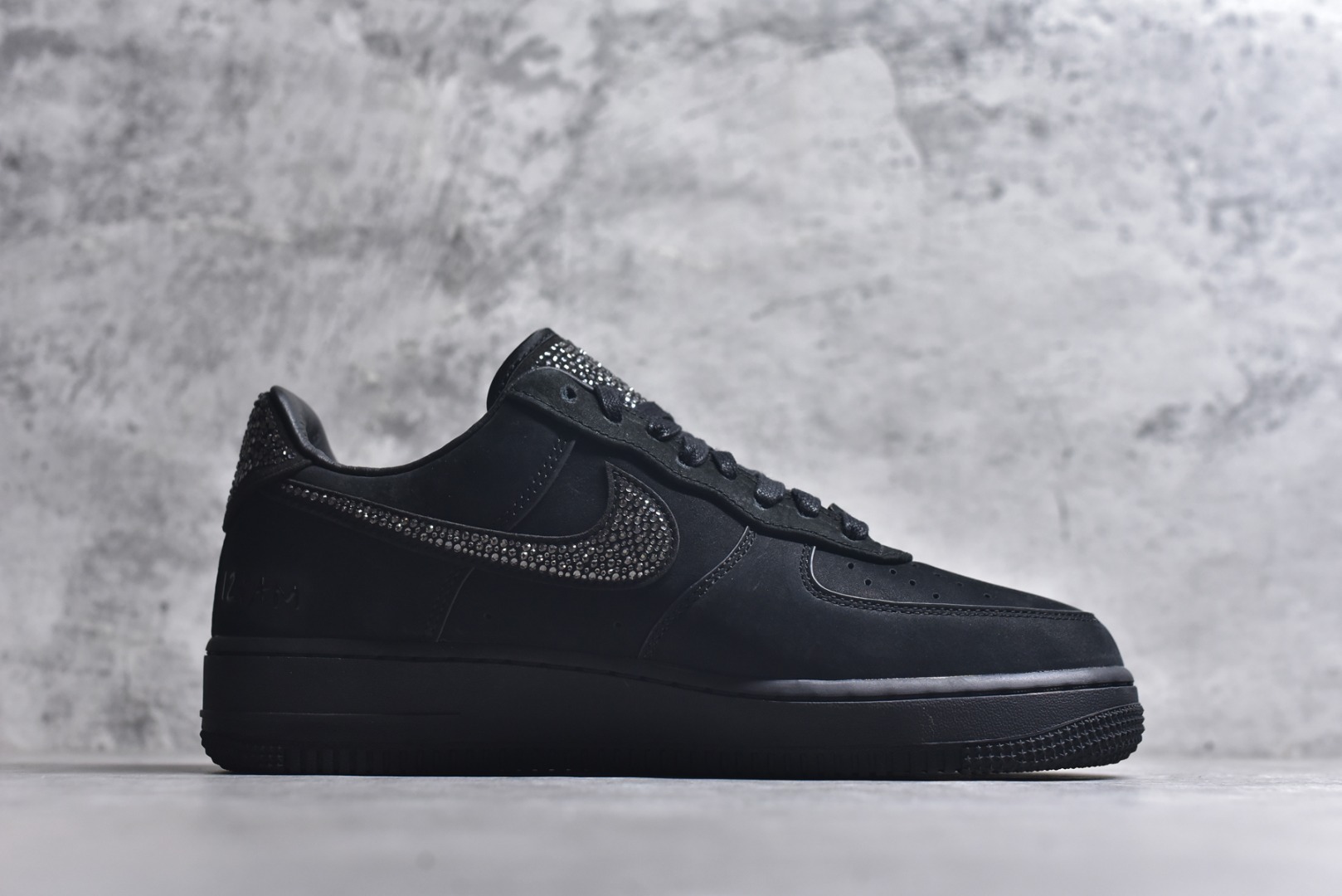 图片[3]-#Ja Morant x Swarovski/施华洛世奇 x Nike Air Force 1 空军AF1 舒适百搭 耐磨 低帮 黑色 IQ9772-001 施华洛世奇与莫兰特联名的 Air Force 1 Low最近首次释出实物，酷黑磨砂鞋身衬托下，Swoosh 位置安排施华洛世奇钻石。挂件同样采用施华洛世奇的钻石包边，鞋身后侧还有莫兰特 Logo 的压印，目前仅有鞋款释出实物，不出意外跟上次一样会提供特殊规格鞋盒。对于本次联名，大家应该不会意外了，今年年初就推出过 Swarovski x Nike JA 2 “Black Label” 尺码：40-47.5-选品中心