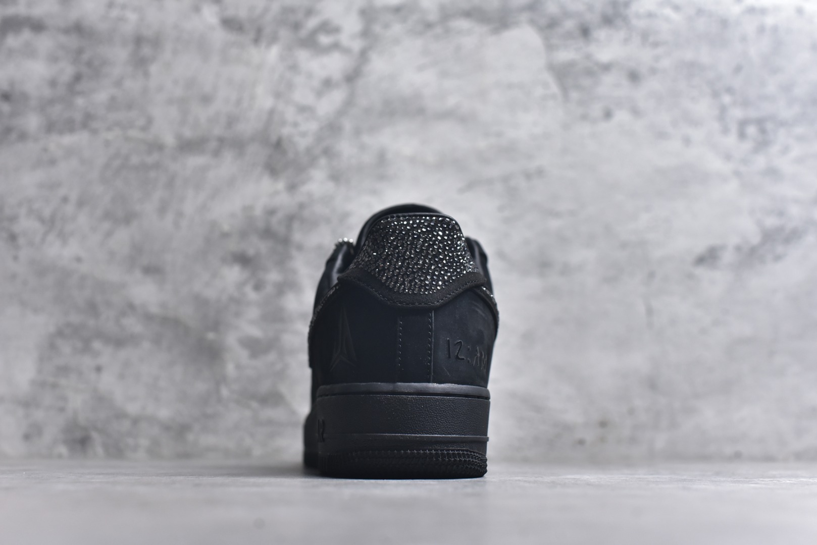 图片[5]-#Ja Morant x Swarovski/施华洛世奇 x Nike Air Force 1 空军AF1 舒适百搭 耐磨 低帮 黑色 IQ9772-001 施华洛世奇与莫兰特联名的 Air Force 1 Low最近首次释出实物，酷黑磨砂鞋身衬托下，Swoosh 位置安排施华洛世奇钻石。挂件同样采用施华洛世奇的钻石包边，鞋身后侧还有莫兰特 Logo 的压印，目前仅有鞋款释出实物，不出意外跟上次一样会提供特殊规格鞋盒。对于本次联名，大家应该不会意外了，今年年初就推出过 Swarovski x Nike JA 2 “Black Label” 尺码：40-47.5-选品中心