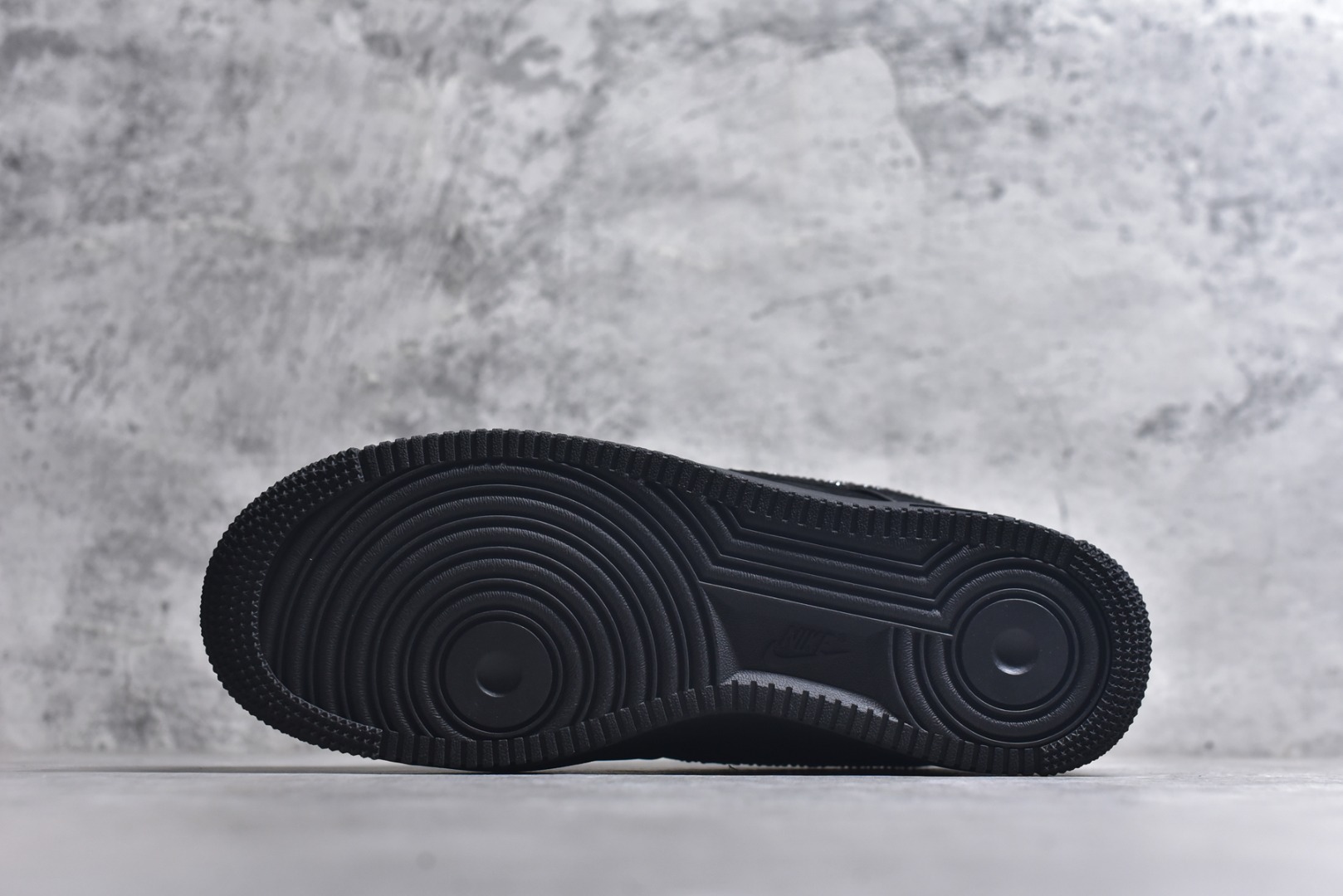 图片[6]-#Ja Morant x Swarovski/施华洛世奇 x Nike Air Force 1 空军AF1 舒适百搭 耐磨 低帮 黑色 IQ9772-001 施华洛世奇与莫兰特联名的 Air Force 1 Low最近首次释出实物，酷黑磨砂鞋身衬托下，Swoosh 位置安排施华洛世奇钻石。挂件同样采用施华洛世奇的钻石包边，鞋身后侧还有莫兰特 Logo 的压印，目前仅有鞋款释出实物，不出意外跟上次一样会提供特殊规格鞋盒。对于本次联名，大家应该不会意外了，今年年初就推出过 Swarovski x Nike JA 2 “Black Label” 尺码：40-47.5-选品中心