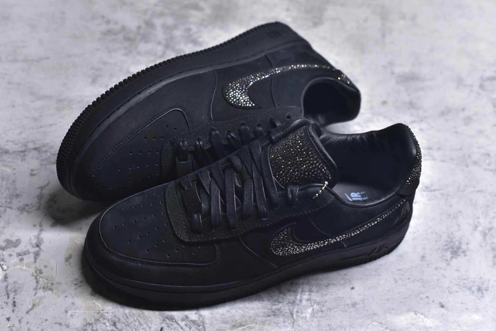 图片[7]-#Ja Morant x Swarovski/施华洛世奇 x Nike Air Force 1 空军AF1 舒适百搭 耐磨 低帮 黑色 IQ9772-001 施华洛世奇与莫兰特联名的 Air Force 1 Low最近首次释出实物，酷黑磨砂鞋身衬托下，Swoosh 位置安排施华洛世奇钻石。挂件同样采用施华洛世奇的钻石包边，鞋身后侧还有莫兰特 Logo 的压印，目前仅有鞋款释出实物，不出意外跟上次一样会提供特殊规格鞋盒。对于本次联名，大家应该不会意外了，今年年初就推出过 Swarovski x Nike JA 2 “Black Label” 尺码：40-47.5-选品中心