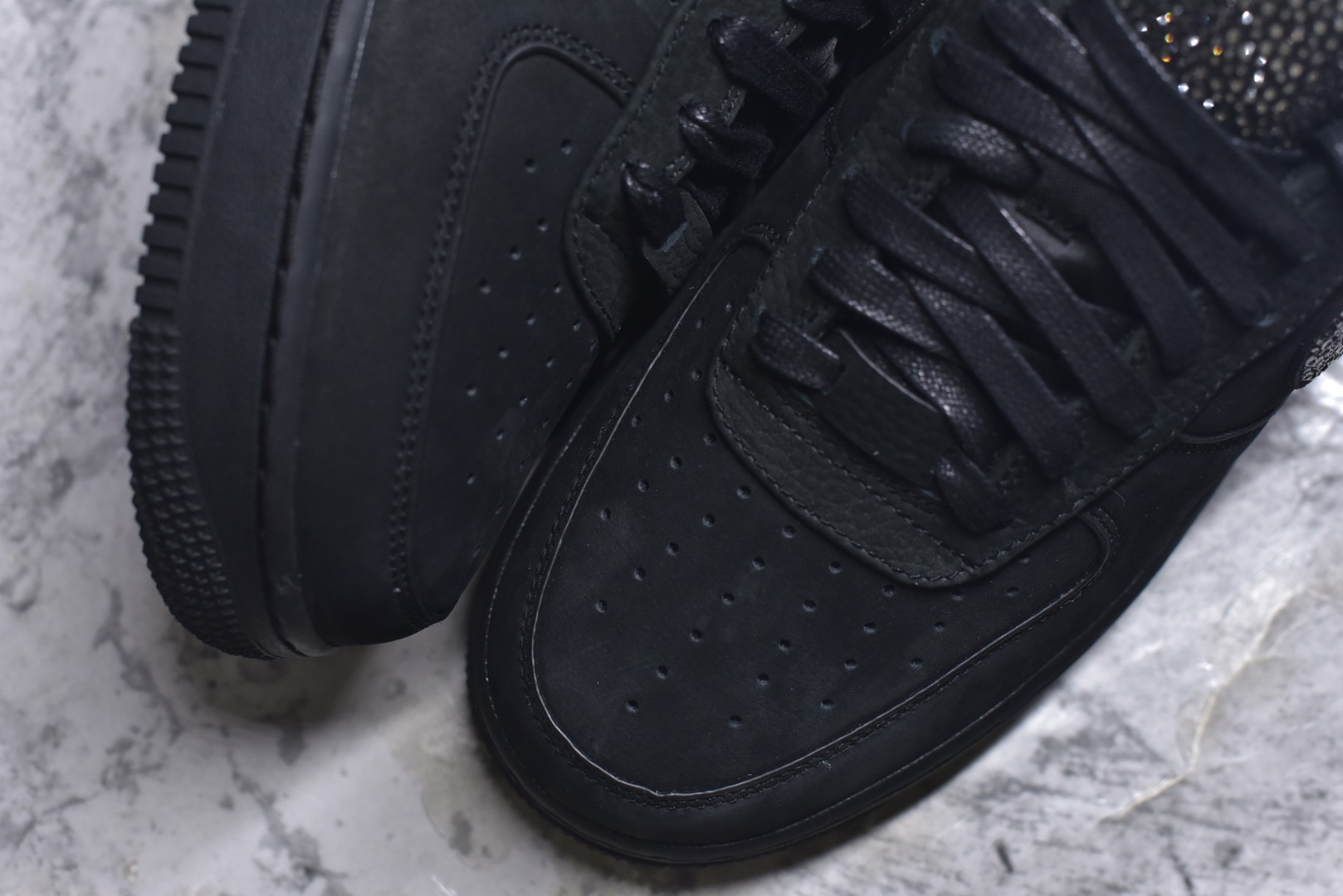 图片[8]-#Ja Morant x Swarovski/施华洛世奇 x Nike Air Force 1 空军AF1 舒适百搭 耐磨 低帮 黑色 IQ9772-001 施华洛世奇与莫兰特联名的 Air Force 1 Low最近首次释出实物，酷黑磨砂鞋身衬托下，Swoosh 位置安排施华洛世奇钻石。挂件同样采用施华洛世奇的钻石包边，鞋身后侧还有莫兰特 Logo 的压印，目前仅有鞋款释出实物，不出意外跟上次一样会提供特殊规格鞋盒。对于本次联名，大家应该不会意外了，今年年初就推出过 Swarovski x Nike JA 2 “Black Label” 尺码：40-47.5-选品中心