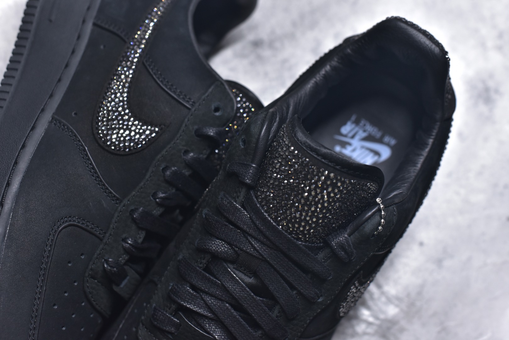 图片[9]-#Ja Morant x Swarovski/施华洛世奇 x Nike Air Force 1 空军AF1 舒适百搭 耐磨 低帮 黑色 IQ9772-001 施华洛世奇与莫兰特联名的 Air Force 1 Low最近首次释出实物，酷黑磨砂鞋身衬托下，Swoosh 位置安排施华洛世奇钻石。挂件同样采用施华洛世奇的钻石包边，鞋身后侧还有莫兰特 Logo 的压印，目前仅有鞋款释出实物，不出意外跟上次一样会提供特殊规格鞋盒。对于本次联名，大家应该不会意外了，今年年初就推出过 Swarovski x Nike JA 2 “Black Label” 尺码：40-47.5-选品中心