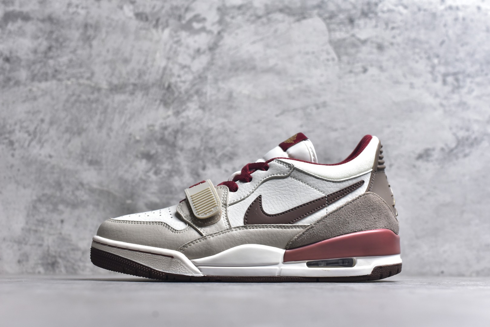 #Nike Air Jordan Legacy 312 全新配色 Air Jordan Legacy 312 作为 Jordan Brand 旗下较为成功的杂交混血鞋款，由 Jordan 品牌联合街头潮流设计师 Don C 共同打造，而 312 正是芝加哥的区号，用来表达对乔丹家乡芝加哥的热爱和留恋。同时融合了Air Jordan 1，Air Jordan 3，Air Alpha Force Low中的经典设计元素进行重新的组合，使得经典鞋款元素焕发出全新的魅力。经典无须赘述，白红搭配的Chicago配色是为Air Jordan系列里无可争议的C位配色货号：IQ9783 121 尺码：36-46-选品中心