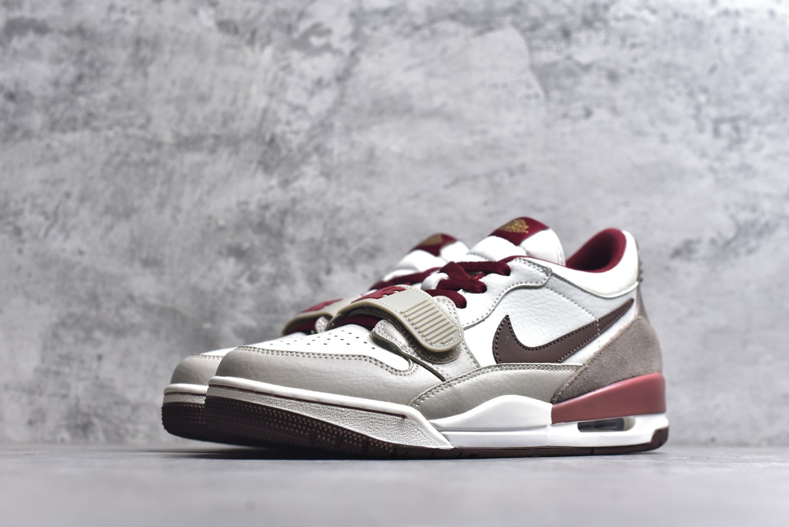 图片[2]-#Nike Air Jordan Legacy 312 全新配色 Air Jordan Legacy 312 作为 Jordan Brand 旗下较为成功的杂交混血鞋款，由 Jordan 品牌联合街头潮流设计师 Don C 共同打造，而 312 正是芝加哥的区号，用来表达对乔丹家乡芝加哥的热爱和留恋。同时融合了Air Jordan 1，Air Jordan 3，Air Alpha Force Low中的经典设计元素进行重新的组合，使得经典鞋款元素焕发出全新的魅力。经典无须赘述，白红搭配的Chicago配色是为Air Jordan系列里无可争议的C位配色货号：IQ9783 121 尺码：36-46-选品中心