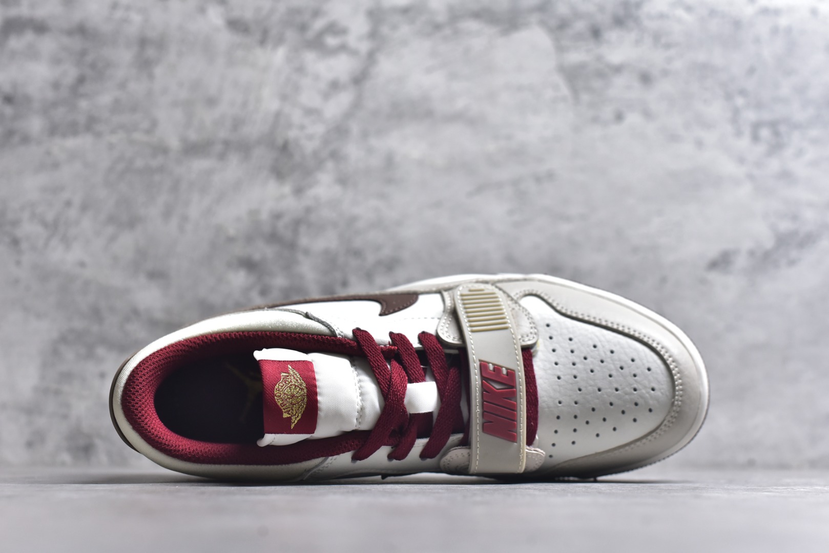 图片[4]-#Nike Air Jordan Legacy 312 全新配色 Air Jordan Legacy 312 作为 Jordan Brand 旗下较为成功的杂交混血鞋款，由 Jordan 品牌联合街头潮流设计师 Don C 共同打造，而 312 正是芝加哥的区号，用来表达对乔丹家乡芝加哥的热爱和留恋。同时融合了Air Jordan 1，Air Jordan 3，Air Alpha Force Low中的经典设计元素进行重新的组合，使得经典鞋款元素焕发出全新的魅力。经典无须赘述，白红搭配的Chicago配色是为Air Jordan系列里无可争议的C位配色货号：IQ9783 121 尺码：36-46-选品中心