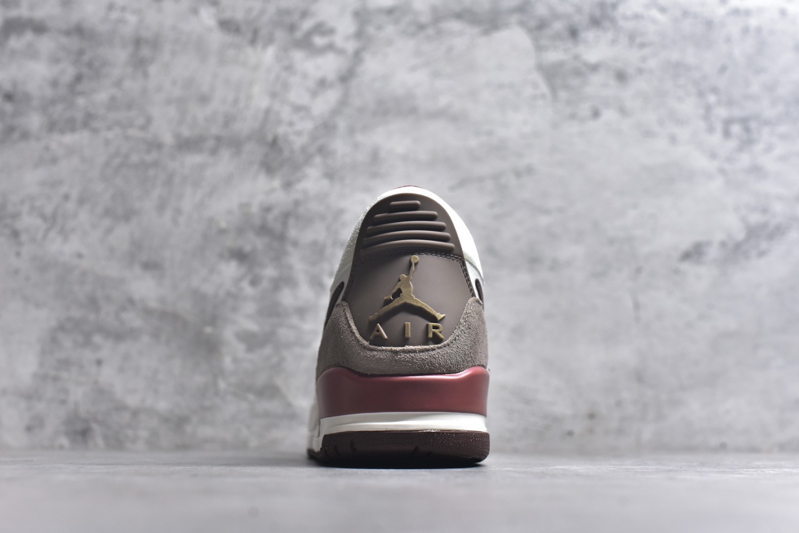 图片[5]-#Nike Air Jordan Legacy 312 全新配色 Air Jordan Legacy 312 作为 Jordan Brand 旗下较为成功的杂交混血鞋款，由 Jordan 品牌联合街头潮流设计师 Don C 共同打造，而 312 正是芝加哥的区号，用来表达对乔丹家乡芝加哥的热爱和留恋。同时融合了Air Jordan 1，Air Jordan 3，Air Alpha Force Low中的经典设计元素进行重新的组合，使得经典鞋款元素焕发出全新的魅力。经典无须赘述，白红搭配的Chicago配色是为Air Jordan系列里无可争议的C位配色货号：IQ9783 121 尺码：36-46-选品中心