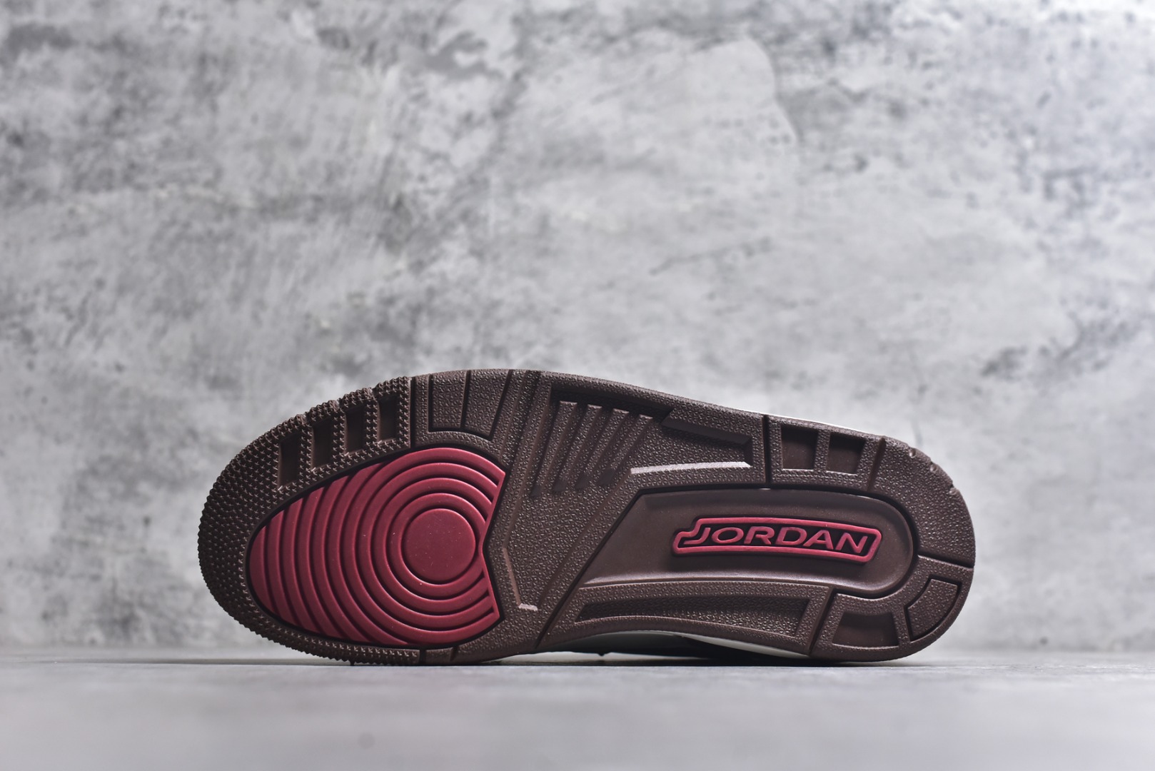 图片[6]-#Nike Air Jordan Legacy 312 全新配色 Air Jordan Legacy 312 作为 Jordan Brand 旗下较为成功的杂交混血鞋款，由 Jordan 品牌联合街头潮流设计师 Don C 共同打造，而 312 正是芝加哥的区号，用来表达对乔丹家乡芝加哥的热爱和留恋。同时融合了Air Jordan 1，Air Jordan 3，Air Alpha Force Low中的经典设计元素进行重新的组合，使得经典鞋款元素焕发出全新的魅力。经典无须赘述，白红搭配的Chicago配色是为Air Jordan系列里无可争议的C位配色货号：IQ9783 121 尺码：36-46-选品中心