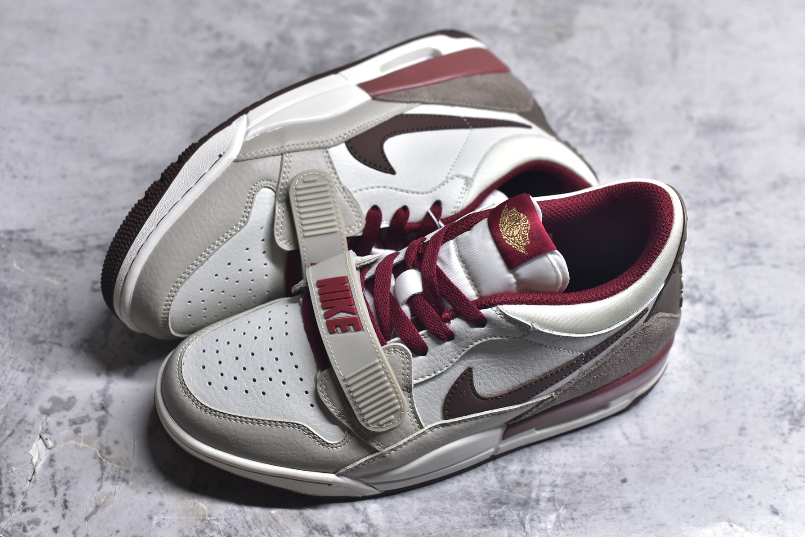 图片[7]-#Nike Air Jordan Legacy 312 全新配色 Air Jordan Legacy 312 作为 Jordan Brand 旗下较为成功的杂交混血鞋款，由 Jordan 品牌联合街头潮流设计师 Don C 共同打造，而 312 正是芝加哥的区号，用来表达对乔丹家乡芝加哥的热爱和留恋。同时融合了Air Jordan 1，Air Jordan 3，Air Alpha Force Low中的经典设计元素进行重新的组合，使得经典鞋款元素焕发出全新的魅力。经典无须赘述，白红搭配的Chicago配色是为Air Jordan系列里无可争议的C位配色货号：IQ9783 121 尺码：36-46-选品中心