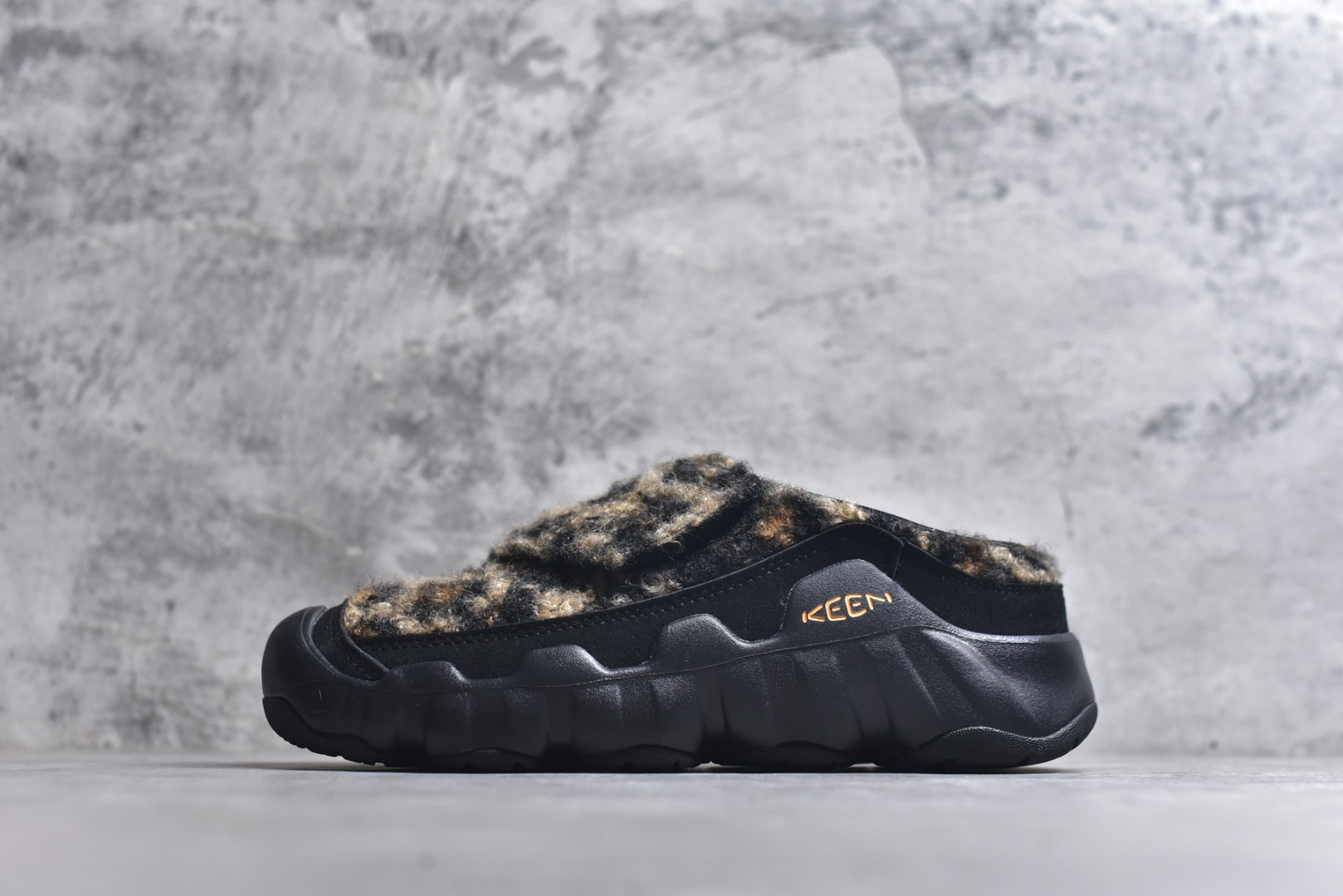 #KEEN Hypowser 包头拖鞋 全新勃肯鞋 采用毛绒鞋面材质 搭配可调节系带系统 泡沫中底搭载多向凸起纹路大底 提供轻盈穿着体验 增加防滑耐磨性能 为不同环境保驾护航 尺码：35.5-45-选品中心