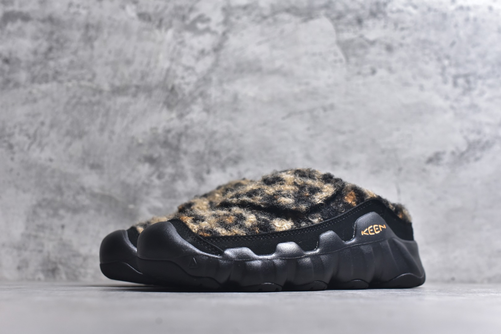 图片[2]-#KEEN Hypowser 包头拖鞋 全新勃肯鞋 采用毛绒鞋面材质 搭配可调节系带系统 泡沫中底搭载多向凸起纹路大底 提供轻盈穿着体验 增加防滑耐磨性能 为不同环境保驾护航 尺码：35.5-45-选品中心