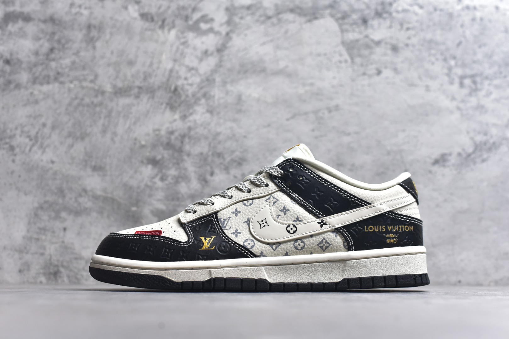 #海外爆款限量发售！Nike SB Dunk Low“ LV联名—米黑金标” 周年高端定制 低帮休闲板鞋 定制鞋盒 大厂纯原品质出货 超高清洁度 皮料切割干净无任何毛边 细节完美 货号：MN1688-106 尺码：36 36.5 37.5 38 38.5 39 40 40.5 41 42 42.5 43 44 44.5 45-选品中心