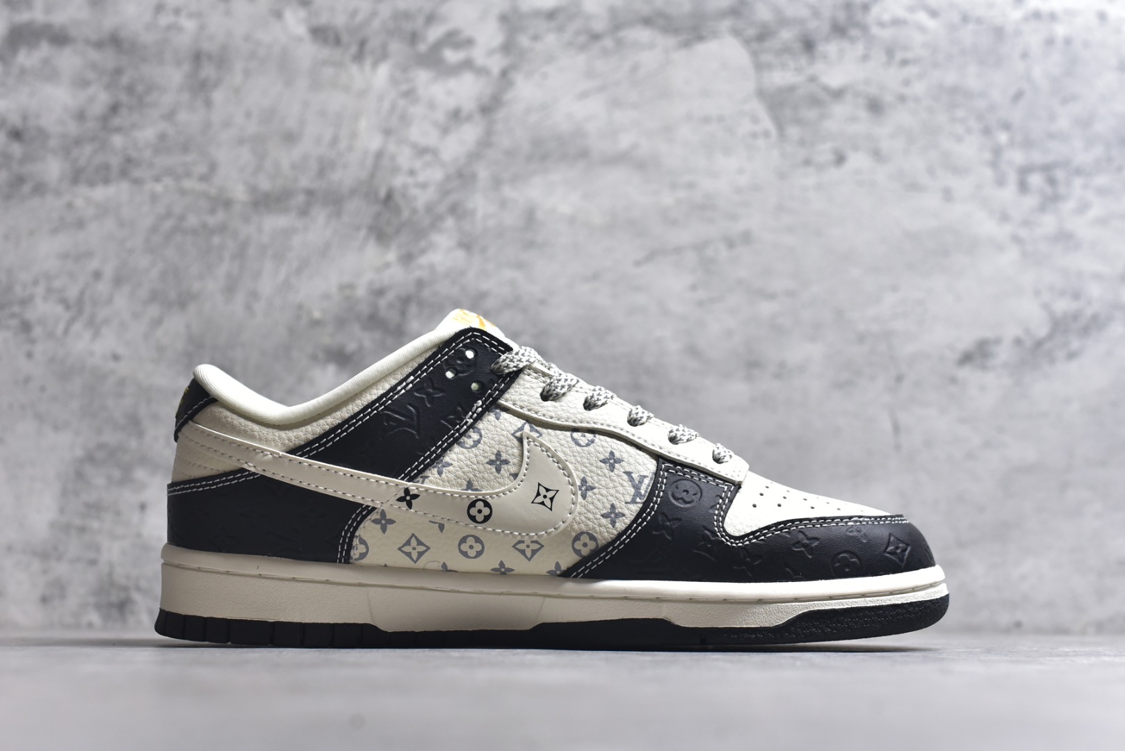 图片[3]-#海外爆款限量发售！Nike SB Dunk Low“ LV联名—米黑金标” 周年高端定制 低帮休闲板鞋 定制鞋盒 大厂纯原品质出货 超高清洁度 皮料切割干净无任何毛边 细节完美 货号：MN1688-106 尺码：36 36.5 37.5 38 38.5 39 40 40.5 41 42 42.5 43 44 44.5 45-选品中心