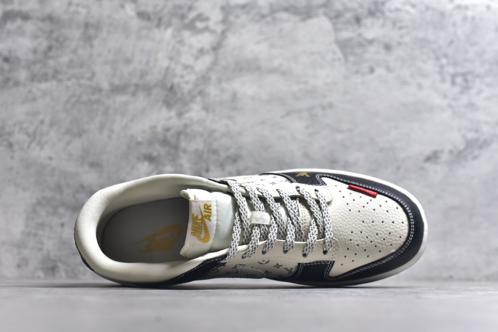 图片[4]-#海外爆款限量发售！Nike SB Dunk Low“ LV联名—米黑金标” 周年高端定制 低帮休闲板鞋 定制鞋盒 大厂纯原品质出货 超高清洁度 皮料切割干净无任何毛边 细节完美 货号：MN1688-106 尺码：36 36.5 37.5 38 38.5 39 40 40.5 41 42 42.5 43 44 44.5 45-选品中心