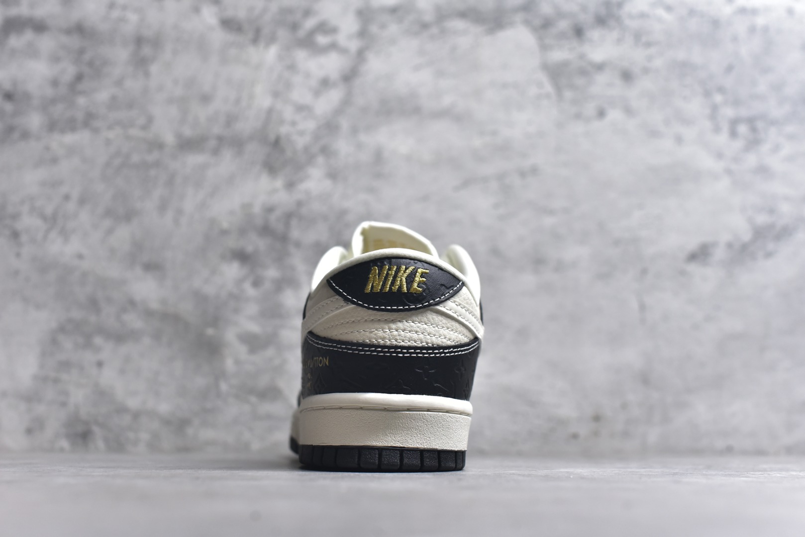 图片[5]-#海外爆款限量发售！Nike SB Dunk Low“ LV联名—米黑金标” 周年高端定制 低帮休闲板鞋 定制鞋盒 大厂纯原品质出货 超高清洁度 皮料切割干净无任何毛边 细节完美 货号：MN1688-106 尺码：36 36.5 37.5 38 38.5 39 40 40.5 41 42 42.5 43 44 44.5 45-选品中心