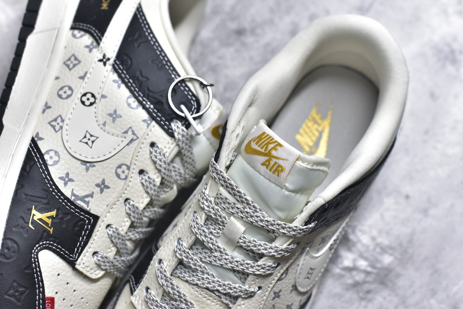 图片[9]-#海外爆款限量发售！Nike SB Dunk Low“ LV联名—米黑金标” 周年高端定制 低帮休闲板鞋 定制鞋盒 大厂纯原品质出货 超高清洁度 皮料切割干净无任何毛边 细节完美 货号：MN1688-106 尺码：36 36.5 37.5 38 38.5 39 40 40.5 41 42 42.5 43 44 44.5 45-选品中心