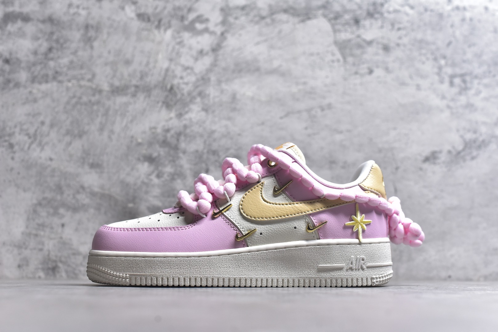 #“柔粉四勾”✨订制空军一号板鞋 该定制版球鞋选用原鞋款为Nike Air Force 1\'07空军一号，以淡粉+米白+浅卡其为主色调，搭配金色四钩装饰（金属质感提升精致度），鞋侧还有星星细节；图中毛绒鞋带是玩家后期搭配款，原版为常规白色鞋带。 货号：AB2574-600 尺码：35.5 36 36.5 37.5 38 38.5 39 40 40.5 41 42-选品中心