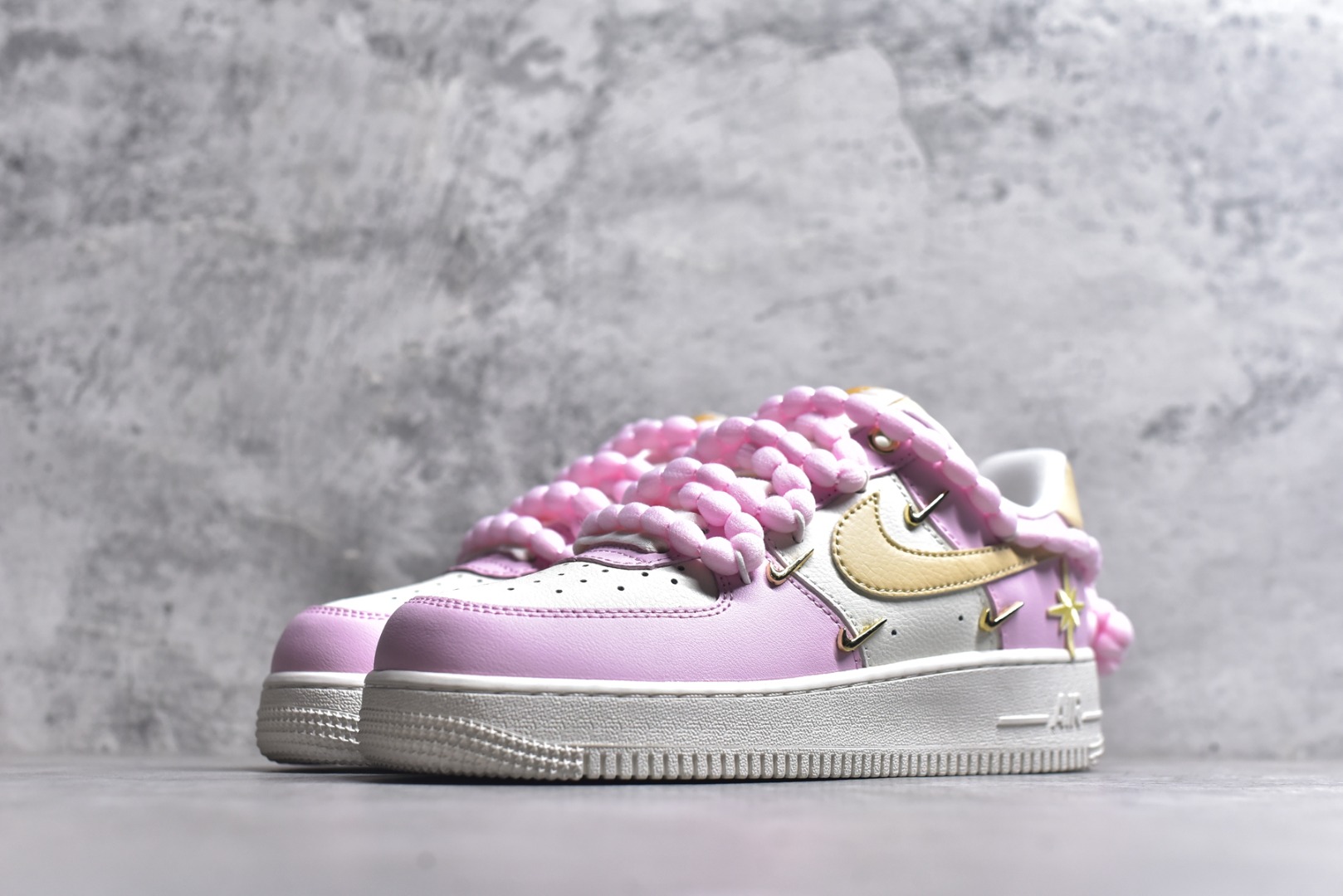 图片[2]-#“柔粉四勾”✨订制空军一号板鞋 该定制版球鞋选用原鞋款为Nike Air Force 1\’07空军一号，以淡粉+米白+浅卡其为主色调，搭配金色四钩装饰（金属质感提升精致度），鞋侧还有星星细节；图中毛绒鞋带是玩家后期搭配款，原版为常规白色鞋带。 货号：AB2574-600 尺码：35.5 36 36.5 37.5 38 38.5 39 40 40.5 41 42-选品中心