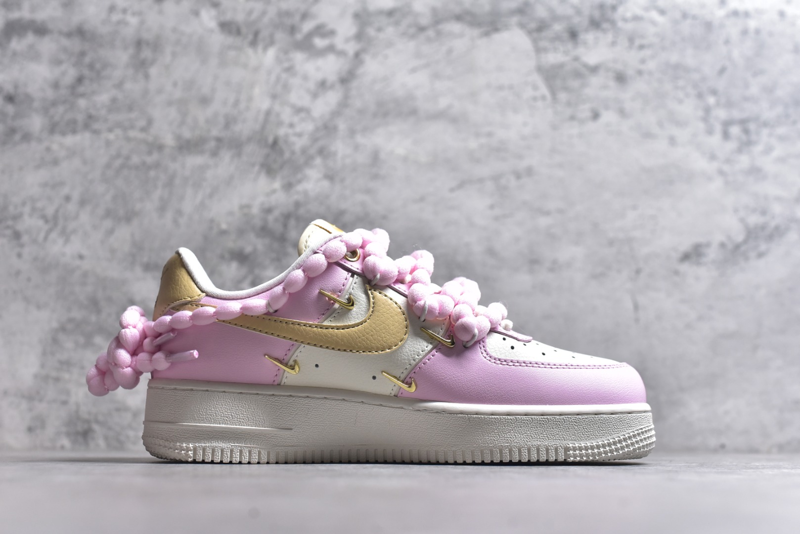 图片[3]-#“柔粉四勾”✨订制空军一号板鞋 该定制版球鞋选用原鞋款为Nike Air Force 1\’07空军一号，以淡粉+米白+浅卡其为主色调，搭配金色四钩装饰（金属质感提升精致度），鞋侧还有星星细节；图中毛绒鞋带是玩家后期搭配款，原版为常规白色鞋带。 货号：AB2574-600 尺码：35.5 36 36.5 37.5 38 38.5 39 40 40.5 41 42-选品中心