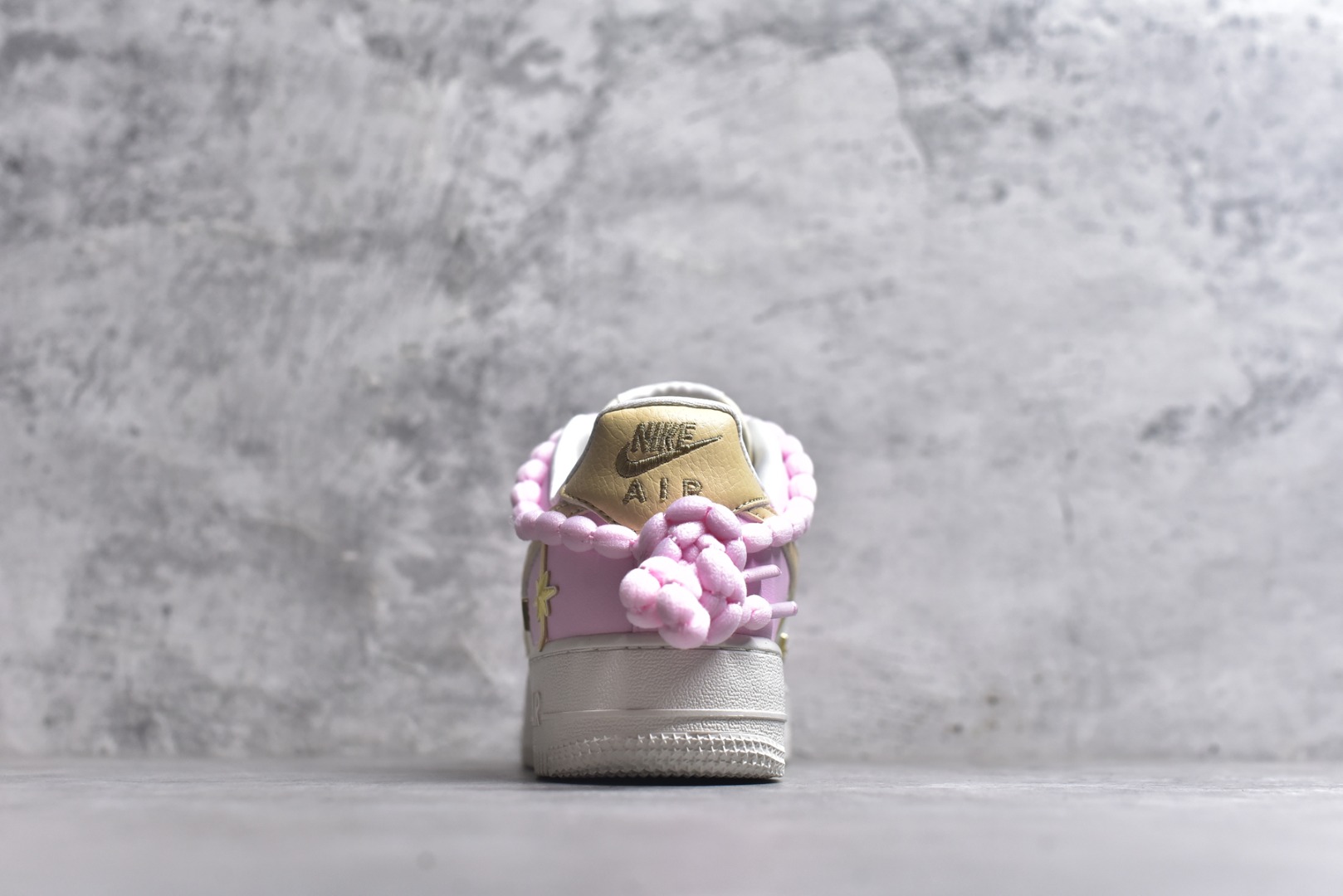 图片[5]-#“柔粉四勾”✨订制空军一号板鞋 该定制版球鞋选用原鞋款为Nike Air Force 1\’07空军一号，以淡粉+米白+浅卡其为主色调，搭配金色四钩装饰（金属质感提升精致度），鞋侧还有星星细节；图中毛绒鞋带是玩家后期搭配款，原版为常规白色鞋带。 货号：AB2574-600 尺码：35.5 36 36.5 37.5 38 38.5 39 40 40.5 41 42-选品中心