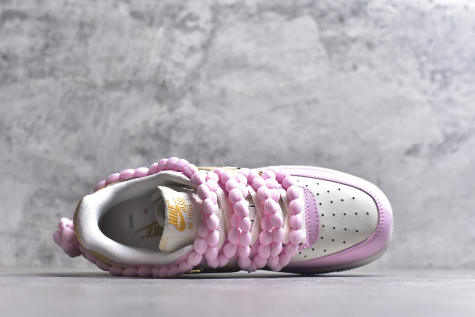 图片[4]-#“柔粉四勾”✨订制空军一号板鞋 该定制版球鞋选用原鞋款为Nike Air Force 1\’07空军一号，以淡粉+米白+浅卡其为主色调，搭配金色四钩装饰（金属质感提升精致度），鞋侧还有星星细节；图中毛绒鞋带是玩家后期搭配款，原版为常规白色鞋带。 货号：AB2574-600 尺码：35.5 36 36.5 37.5 38 38.5 39 40 40.5 41 42-选品中心