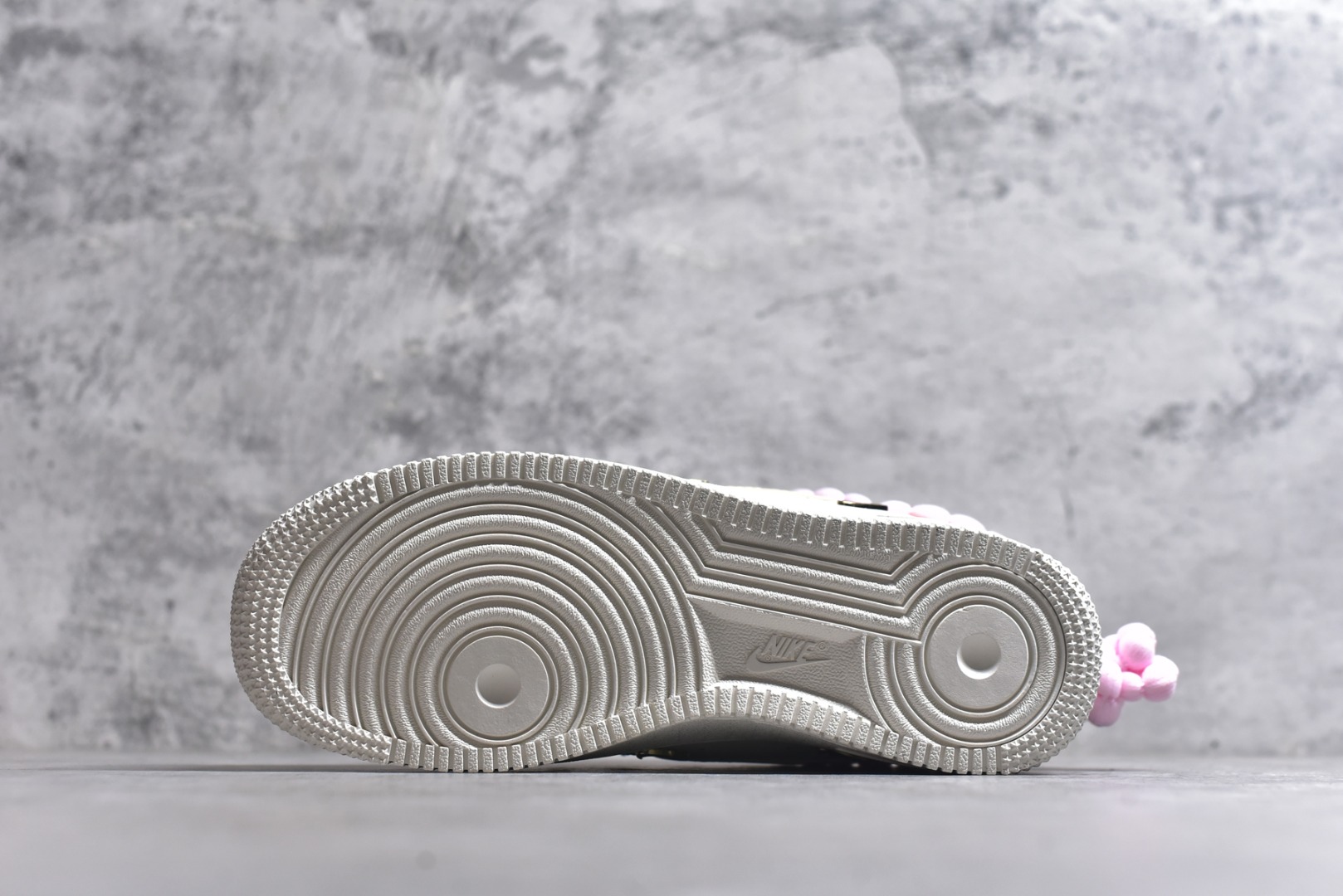 图片[6]-#“柔粉四勾”✨订制空军一号板鞋 该定制版球鞋选用原鞋款为Nike Air Force 1\’07空军一号，以淡粉+米白+浅卡其为主色调，搭配金色四钩装饰（金属质感提升精致度），鞋侧还有星星细节；图中毛绒鞋带是玩家后期搭配款，原版为常规白色鞋带。 货号：AB2574-600 尺码：35.5 36 36.5 37.5 38 38.5 39 40 40.5 41 42-选品中心