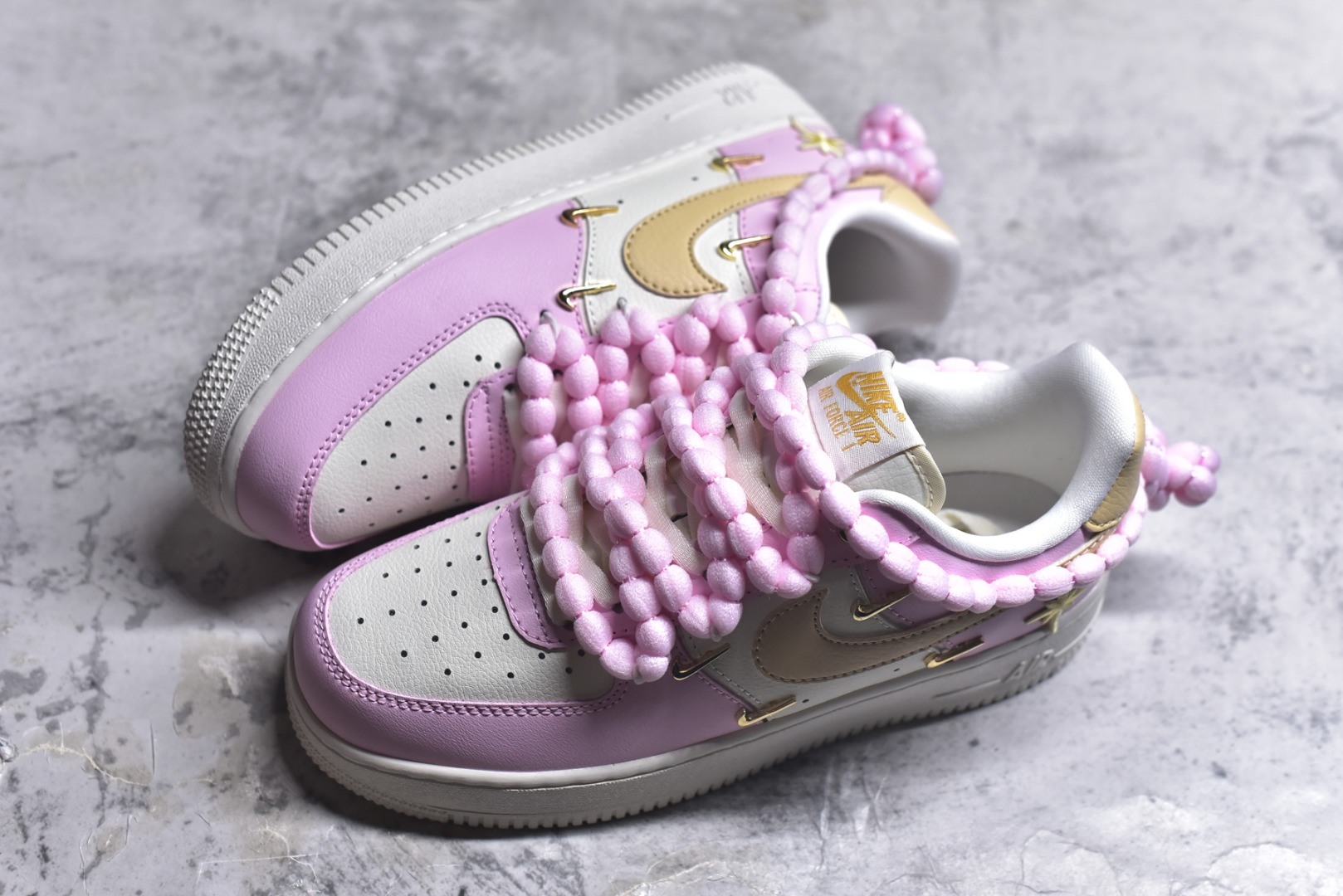图片[7]-#“柔粉四勾”✨订制空军一号板鞋 该定制版球鞋选用原鞋款为Nike Air Force 1\’07空军一号，以淡粉+米白+浅卡其为主色调，搭配金色四钩装饰（金属质感提升精致度），鞋侧还有星星细节；图中毛绒鞋带是玩家后期搭配款，原版为常规白色鞋带。 货号：AB2574-600 尺码：35.5 36 36.5 37.5 38 38.5 39 40 40.5 41 42-选品中心