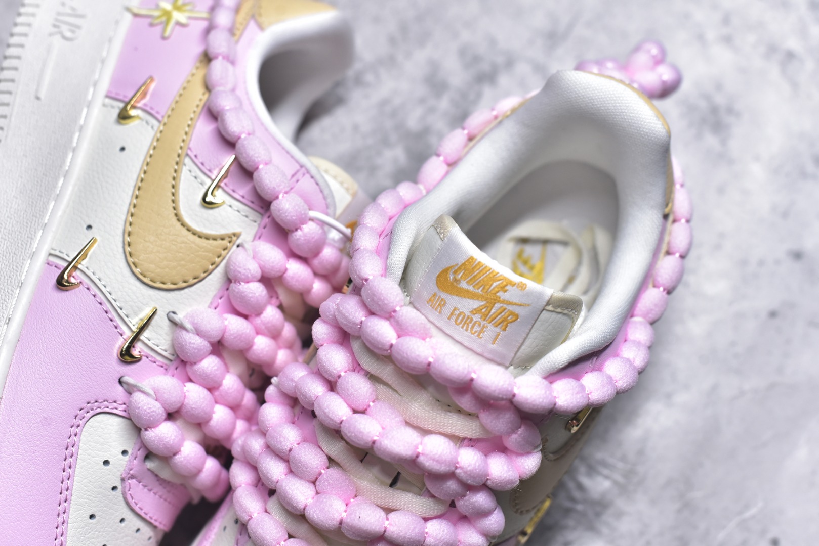 图片[9]-#“柔粉四勾”✨订制空军一号板鞋 该定制版球鞋选用原鞋款为Nike Air Force 1\’07空军一号，以淡粉+米白+浅卡其为主色调，搭配金色四钩装饰（金属质感提升精致度），鞋侧还有星星细节；图中毛绒鞋带是玩家后期搭配款，原版为常规白色鞋带。 货号：AB2574-600 尺码：35.5 36 36.5 37.5 38 38.5 39 40 40.5 41 42-选品中心