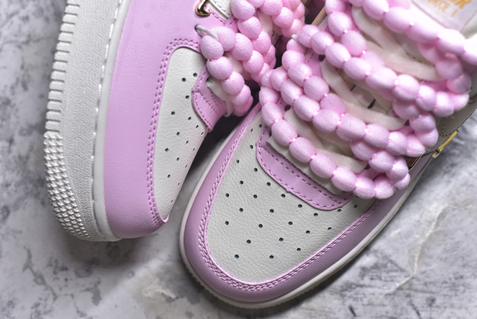 图片[8]-#“柔粉四勾”✨订制空军一号板鞋 该定制版球鞋选用原鞋款为Nike Air Force 1\’07空军一号，以淡粉+米白+浅卡其为主色调，搭配金色四钩装饰（金属质感提升精致度），鞋侧还有星星细节；图中毛绒鞋带是玩家后期搭配款，原版为常规白色鞋带。 货号：AB2574-600 尺码：35.5 36 36.5 37.5 38 38.5 39 40 40.5 41 42-选品中心