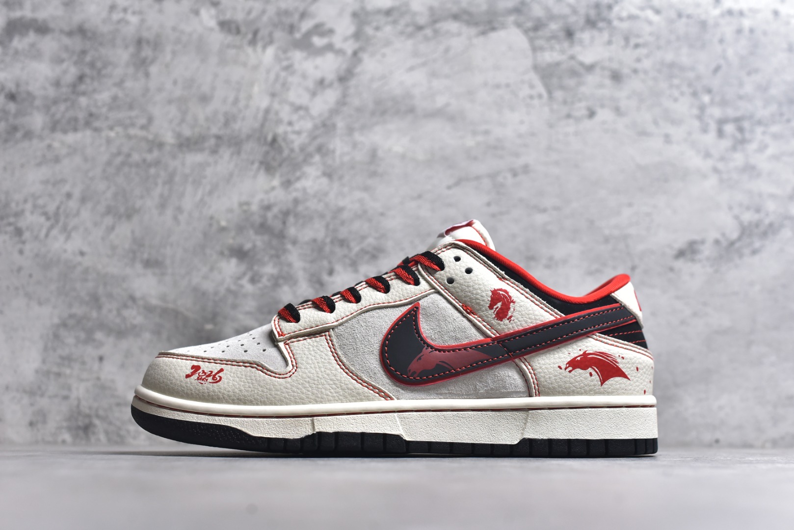 #马年限定 Dunk Low 来袭，飒爽马韵踏潮而来Nike Dunk Low DG1988-013以马年为灵感重塑经典，将奔马的飒爽与潮流美学完美融合！米白皮革鞋身干净利落，红黑撞色线条如骏马奔袭的疾风，鞋侧跃动的红纹马形图案，把骏马扬蹄的动感刻画得栩栩如生；鞋身金属小马挂坠更是神来之笔，金色质感与皮革碰撞，让马年的灵动与贵气跃然鞋上。经典低帮Dunk鞋型保留了绝佳的穿搭适配性，无论是街头酷感造型还是休闲日常搭配，这双鞋都能轻松hold住。马年上脚这双限定款，让奔马的朝气与潮流的个性并肩，踏出属于自己的飒爽步调，马年潮搭的C位鞋款非它莫属！ 尺码：36-45-选品中心