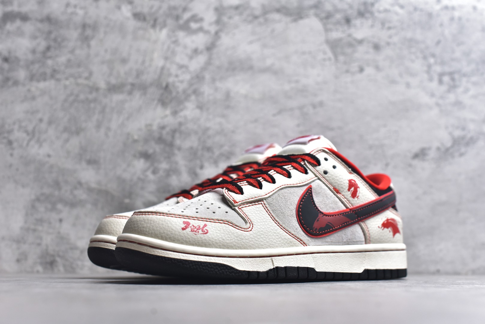 图片[2]-#马年限定 Dunk Low 来袭，飒爽马韵踏潮而来Nike Dunk Low DG1988-013以马年为灵感重塑经典，将奔马的飒爽与潮流美学完美融合！米白皮革鞋身干净利落，红黑撞色线条如骏马奔袭的疾风，鞋侧跃动的红纹马形图案，把骏马扬蹄的动感刻画得栩栩如生；鞋身金属小马挂坠更是神来之笔，金色质感与皮革碰撞，让马年的灵动与贵气跃然鞋上。经典低帮Dunk鞋型保留了绝佳的穿搭适配性，无论是街头酷感造型还是休闲日常搭配，这双鞋都能轻松hold住。马年上脚这双限定款，让奔马的朝气与潮流的个性并肩，踏出属于自己的飒爽步调，马年潮搭的C位鞋款非它莫属！ 尺码：36-45-选品中心