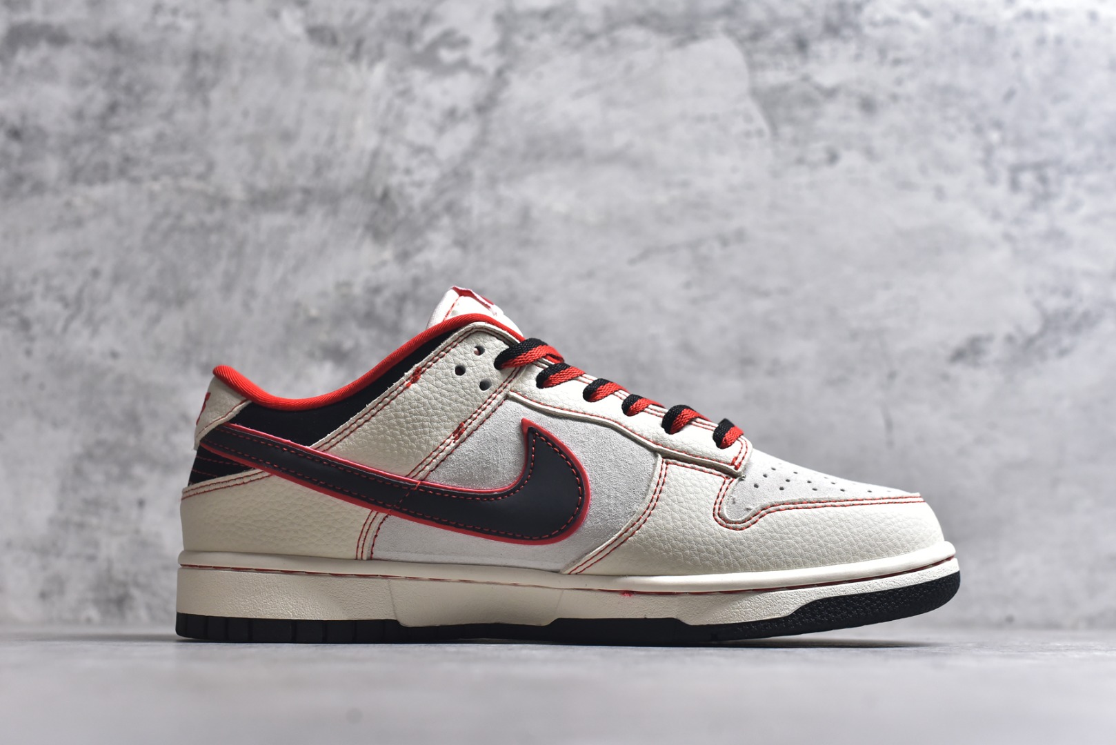 图片[3]-#马年限定 Dunk Low 来袭，飒爽马韵踏潮而来Nike Dunk Low DG1988-013以马年为灵感重塑经典，将奔马的飒爽与潮流美学完美融合！米白皮革鞋身干净利落，红黑撞色线条如骏马奔袭的疾风，鞋侧跃动的红纹马形图案，把骏马扬蹄的动感刻画得栩栩如生；鞋身金属小马挂坠更是神来之笔，金色质感与皮革碰撞，让马年的灵动与贵气跃然鞋上。经典低帮Dunk鞋型保留了绝佳的穿搭适配性，无论是街头酷感造型还是休闲日常搭配，这双鞋都能轻松hold住。马年上脚这双限定款，让奔马的朝气与潮流的个性并肩，踏出属于自己的飒爽步调，马年潮搭的C位鞋款非它莫属！ 尺码：36-45-选品中心