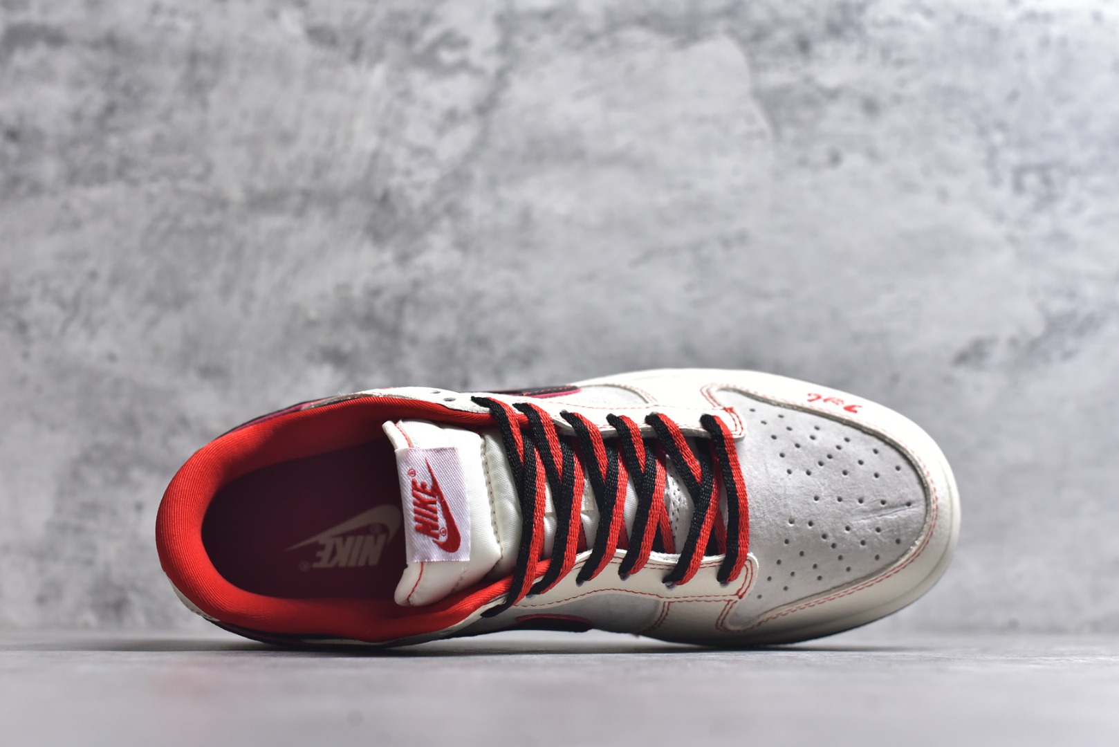 图片[4]-#马年限定 Dunk Low 来袭，飒爽马韵踏潮而来Nike Dunk Low DG1988-013以马年为灵感重塑经典，将奔马的飒爽与潮流美学完美融合！米白皮革鞋身干净利落，红黑撞色线条如骏马奔袭的疾风，鞋侧跃动的红纹马形图案，把骏马扬蹄的动感刻画得栩栩如生；鞋身金属小马挂坠更是神来之笔，金色质感与皮革碰撞，让马年的灵动与贵气跃然鞋上。经典低帮Dunk鞋型保留了绝佳的穿搭适配性，无论是街头酷感造型还是休闲日常搭配，这双鞋都能轻松hold住。马年上脚这双限定款，让奔马的朝气与潮流的个性并肩，踏出属于自己的飒爽步调，马年潮搭的C位鞋款非它莫属！ 尺码：36-45-选品中心