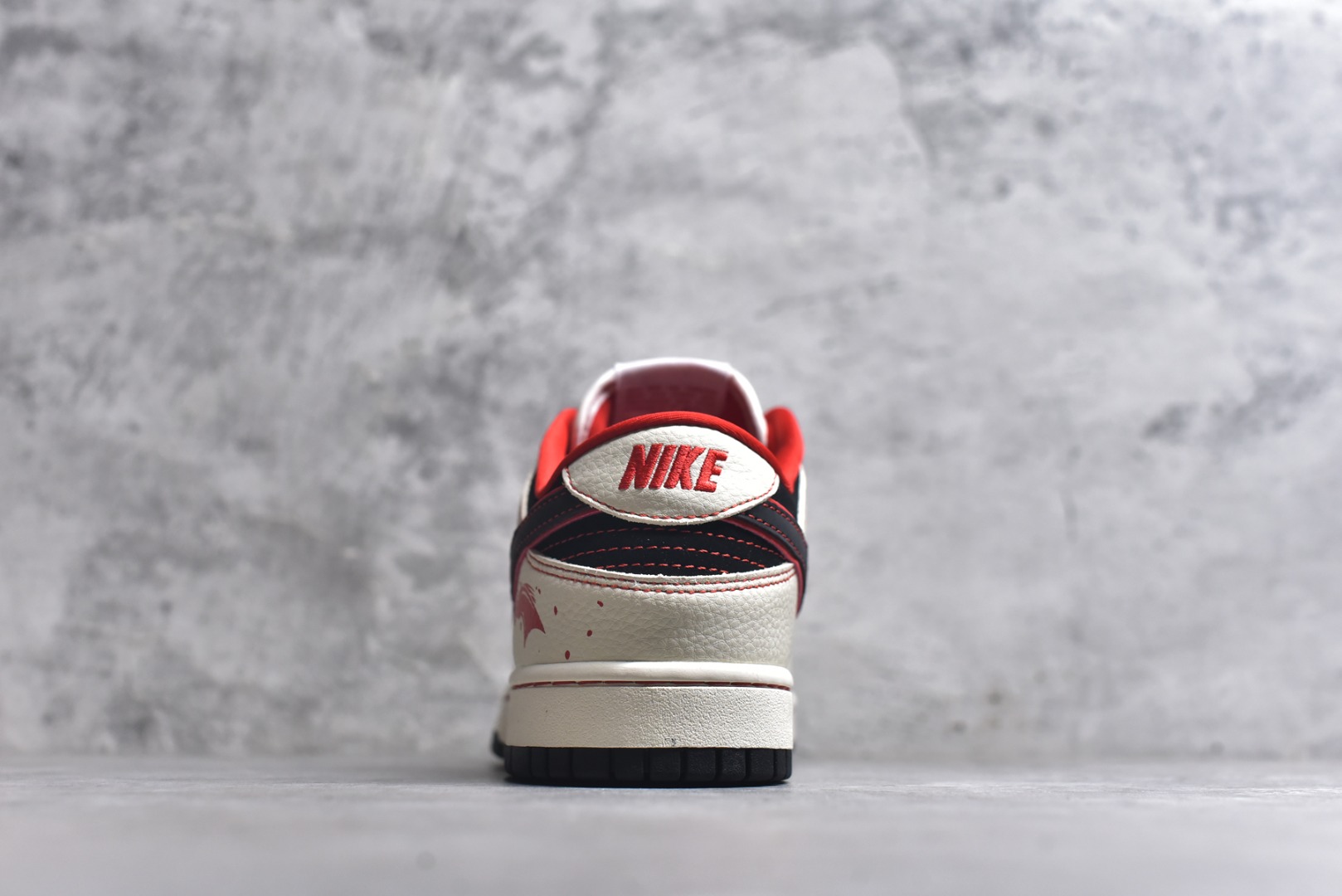 图片[5]-#马年限定 Dunk Low 来袭，飒爽马韵踏潮而来Nike Dunk Low DG1988-013以马年为灵感重塑经典，将奔马的飒爽与潮流美学完美融合！米白皮革鞋身干净利落，红黑撞色线条如骏马奔袭的疾风，鞋侧跃动的红纹马形图案，把骏马扬蹄的动感刻画得栩栩如生；鞋身金属小马挂坠更是神来之笔，金色质感与皮革碰撞，让马年的灵动与贵气跃然鞋上。经典低帮Dunk鞋型保留了绝佳的穿搭适配性，无论是街头酷感造型还是休闲日常搭配，这双鞋都能轻松hold住。马年上脚这双限定款，让奔马的朝气与潮流的个性并肩，踏出属于自己的飒爽步调，马年潮搭的C位鞋款非它莫属！ 尺码：36-45-选品中心