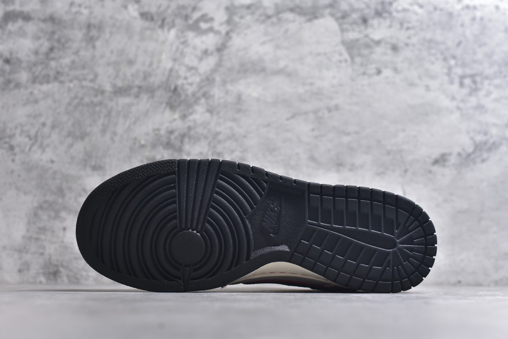 图片[6]-#马年限定 Dunk Low 来袭，飒爽马韵踏潮而来Nike Dunk Low DG1988-013以马年为灵感重塑经典，将奔马的飒爽与潮流美学完美融合！米白皮革鞋身干净利落，红黑撞色线条如骏马奔袭的疾风，鞋侧跃动的红纹马形图案，把骏马扬蹄的动感刻画得栩栩如生；鞋身金属小马挂坠更是神来之笔，金色质感与皮革碰撞，让马年的灵动与贵气跃然鞋上。经典低帮Dunk鞋型保留了绝佳的穿搭适配性，无论是街头酷感造型还是休闲日常搭配，这双鞋都能轻松hold住。马年上脚这双限定款，让奔马的朝气与潮流的个性并肩，踏出属于自己的飒爽步调，马年潮搭的C位鞋款非它莫属！ 尺码：36-45-选品中心