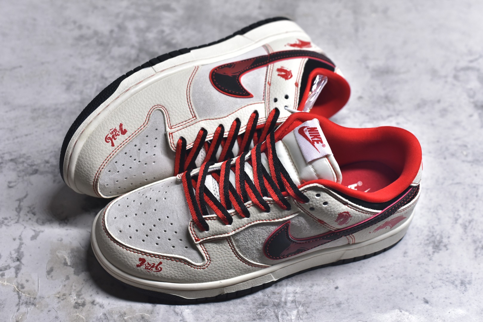 图片[7]-#马年限定 Dunk Low 来袭，飒爽马韵踏潮而来Nike Dunk Low DG1988-013以马年为灵感重塑经典，将奔马的飒爽与潮流美学完美融合！米白皮革鞋身干净利落，红黑撞色线条如骏马奔袭的疾风，鞋侧跃动的红纹马形图案，把骏马扬蹄的动感刻画得栩栩如生；鞋身金属小马挂坠更是神来之笔，金色质感与皮革碰撞，让马年的灵动与贵气跃然鞋上。经典低帮Dunk鞋型保留了绝佳的穿搭适配性，无论是街头酷感造型还是休闲日常搭配，这双鞋都能轻松hold住。马年上脚这双限定款，让奔马的朝气与潮流的个性并肩，踏出属于自己的飒爽步调，马年潮搭的C位鞋款非它莫属！ 尺码：36-45-选品中心