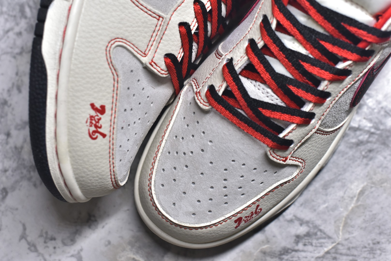 图片[8]-#马年限定 Dunk Low 来袭，飒爽马韵踏潮而来Nike Dunk Low DG1988-013以马年为灵感重塑经典，将奔马的飒爽与潮流美学完美融合！米白皮革鞋身干净利落，红黑撞色线条如骏马奔袭的疾风，鞋侧跃动的红纹马形图案，把骏马扬蹄的动感刻画得栩栩如生；鞋身金属小马挂坠更是神来之笔，金色质感与皮革碰撞，让马年的灵动与贵气跃然鞋上。经典低帮Dunk鞋型保留了绝佳的穿搭适配性，无论是街头酷感造型还是休闲日常搭配，这双鞋都能轻松hold住。马年上脚这双限定款，让奔马的朝气与潮流的个性并肩，踏出属于自己的飒爽步调，马年潮搭的C位鞋款非它莫属！ 尺码：36-45-选品中心