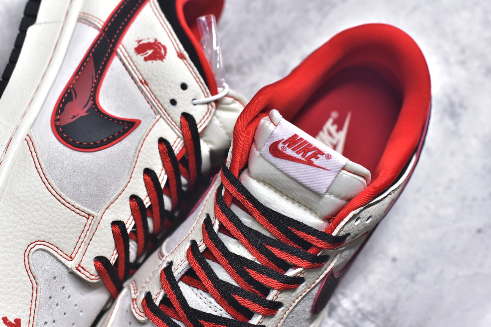 图片[9]-#马年限定 Dunk Low 来袭，飒爽马韵踏潮而来Nike Dunk Low DG1988-013以马年为灵感重塑经典，将奔马的飒爽与潮流美学完美融合！米白皮革鞋身干净利落，红黑撞色线条如骏马奔袭的疾风，鞋侧跃动的红纹马形图案，把骏马扬蹄的动感刻画得栩栩如生；鞋身金属小马挂坠更是神来之笔，金色质感与皮革碰撞，让马年的灵动与贵气跃然鞋上。经典低帮Dunk鞋型保留了绝佳的穿搭适配性，无论是街头酷感造型还是休闲日常搭配，这双鞋都能轻松hold住。马年上脚这双限定款，让奔马的朝气与潮流的个性并肩，踏出属于自己的飒爽步调，马年潮搭的C位鞋款非它莫属！ 尺码：36-45-选品中心