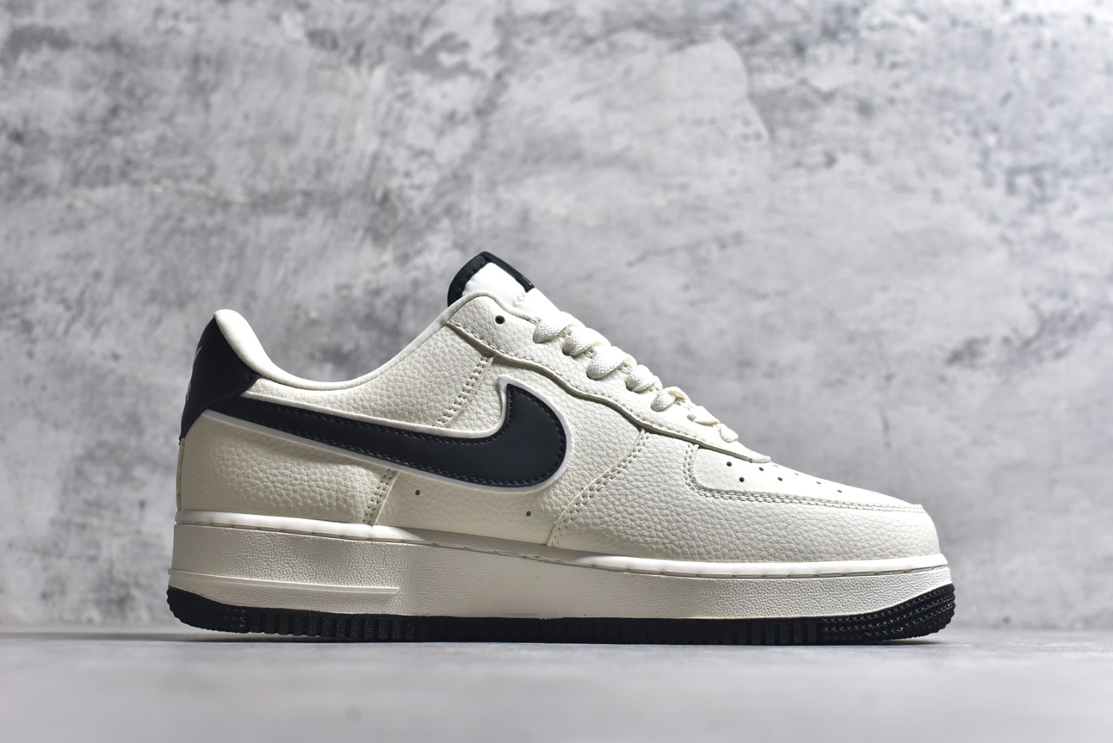 图片[3]-#海外限量发售！公司级Nike Air Force 1 \’07 Low “LV联名——车线米黑勾”空军一号 低帮 运动鞋 休闲鞋 折边针车 工艺难度大 原楦头原纸板 原装鞋盒 定制五金配件 内置全掌气垫 原厂鞋底 货号：LD1999-001 尺码：36 36.5 37.5 38 38.5 39 40 40.5 41 42 42.5 43 44 44.5 45-选品中心