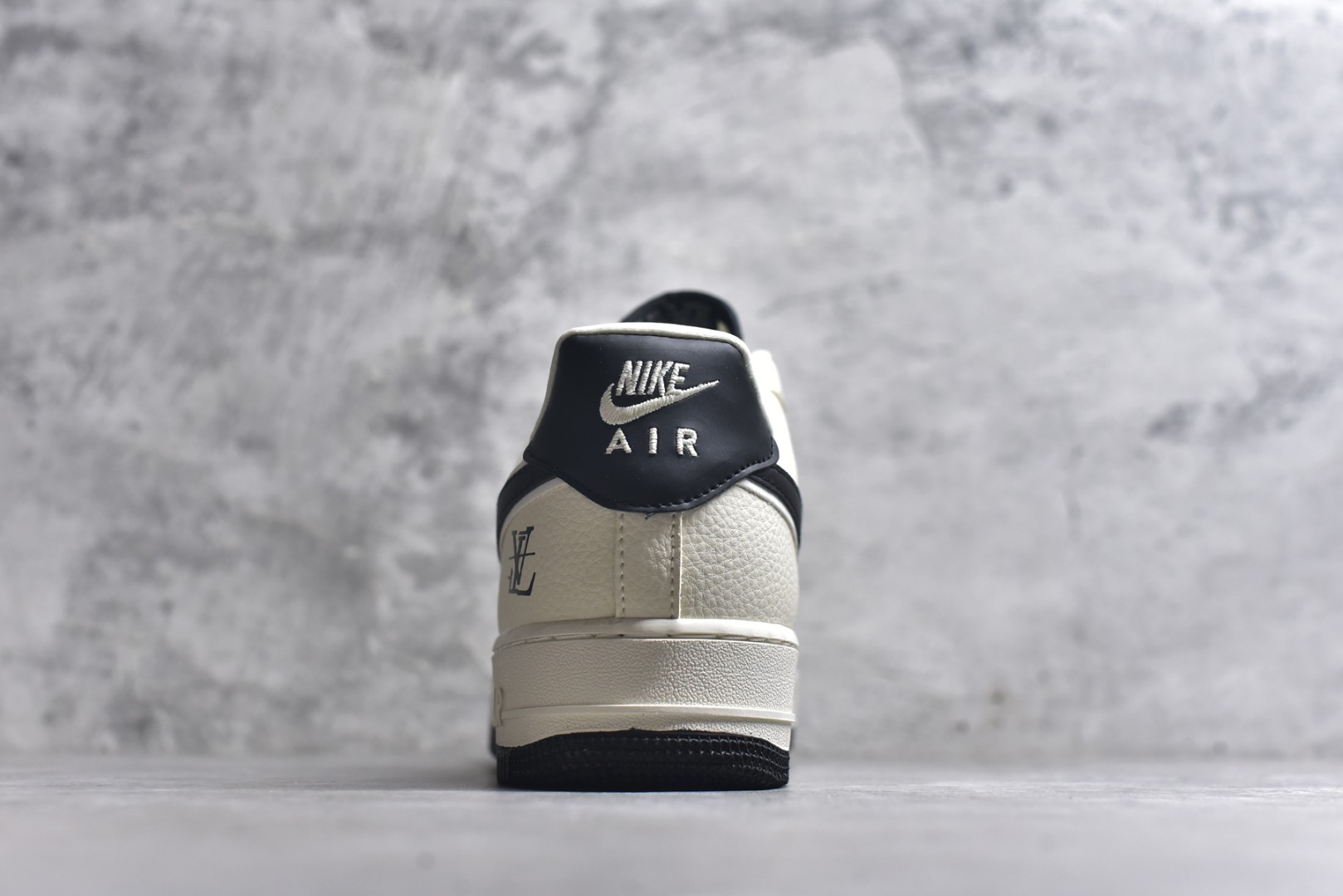 图片[5]-#海外限量发售！公司级Nike Air Force 1 \’07 Low “LV联名——车线米黑勾”空军一号 低帮 运动鞋 休闲鞋 折边针车 工艺难度大 原楦头原纸板 原装鞋盒 定制五金配件 内置全掌气垫 原厂鞋底 货号：LD1999-001 尺码：36 36.5 37.5 38 38.5 39 40 40.5 41 42 42.5 43 44 44.5 45-选品中心
