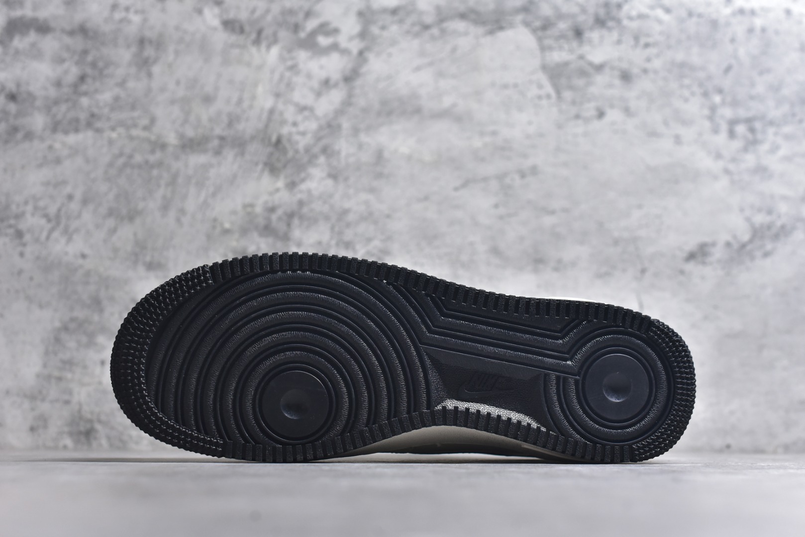 图片[6]-#海外限量发售！公司级Nike Air Force 1 \’07 Low “LV联名——车线米黑勾”空军一号 低帮 运动鞋 休闲鞋 折边针车 工艺难度大 原楦头原纸板 原装鞋盒 定制五金配件 内置全掌气垫 原厂鞋底 货号：LD1999-001 尺码：36 36.5 37.5 38 38.5 39 40 40.5 41 42 42.5 43 44 44.5 45-选品中心