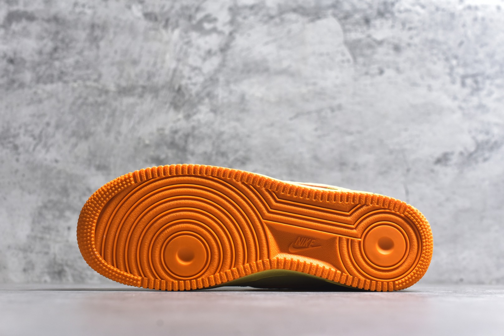 图片[6]-#NK Air Force 1´07 Low 空军一号低帮百搭休闲运动板鞋 IU7612-700 柔软、弹性十足的缓震性能和出色的中底设计 横跨复古与现代的外型结合 造就出风靡全球 三十多年的Force 1 直到今天还深受青睐 实拍调校N版已经零色差零失真 百分百还原实物色彩所见即所得 不存在货不对板色差等低级问题 选购参考实物拍摄 不混卖不参货 只用心做好货严格选品 承诺混一赔十 尺码：36 36.5 37.5 38 38.5 39 40 40.5 41 42 42.5 43 44 44.5 45-选品中心