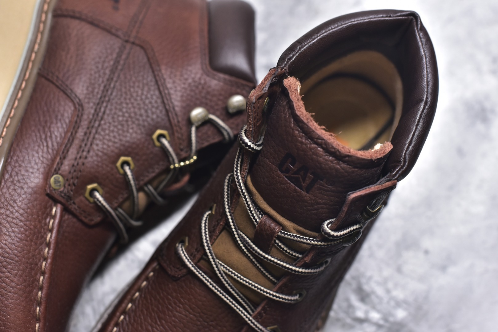 图片[9]-#天猫同款CAT/卡特723600户外工装轻底中帮休闲马丁靴系列 广东大厂品质 全新工艺升级 全鞋摔花进口牛皮材料 大底到五金都是代工厂原材料制作 同原版固特异永不开胶工艺 好货不杀猪 首单质量严格把控 全网独家首发 品质毋庸置疑 全套官网统一包装 今年冬季防寒户外专用 日常随意搭配 尺码：39 40 41 42 43 44（皮鞋码）-选品中心