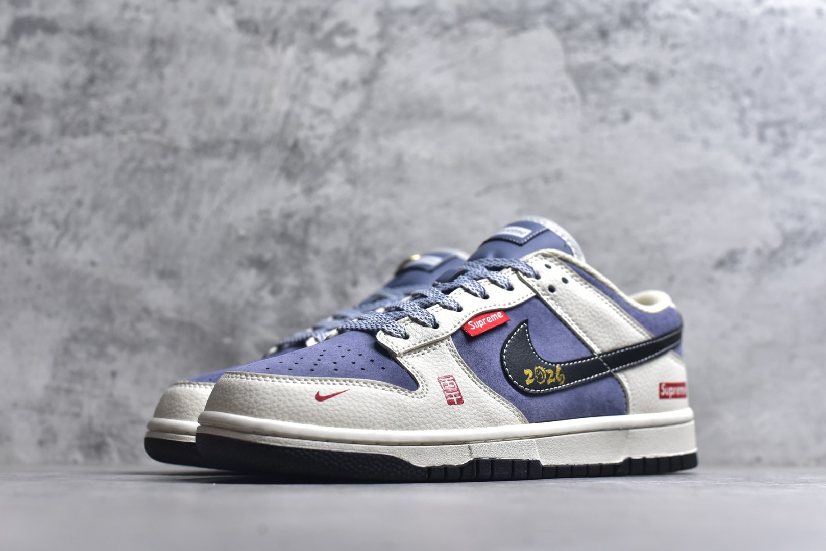 图片[2]-#海外爆款限量发售！Nike SB Dunk Low“ Supreme联名—马年限定” 周年高端定制 低帮休闲板鞋 定制鞋盒 大厂纯原品质出货 超高清洁度 皮料切割干净无任何毛边 细节完美 货号：DN3168-015 尺码：36 36.5 37.5 38 38.5 39 40 40.5 41 42 42.5 43 44 44.5 45-选品中心