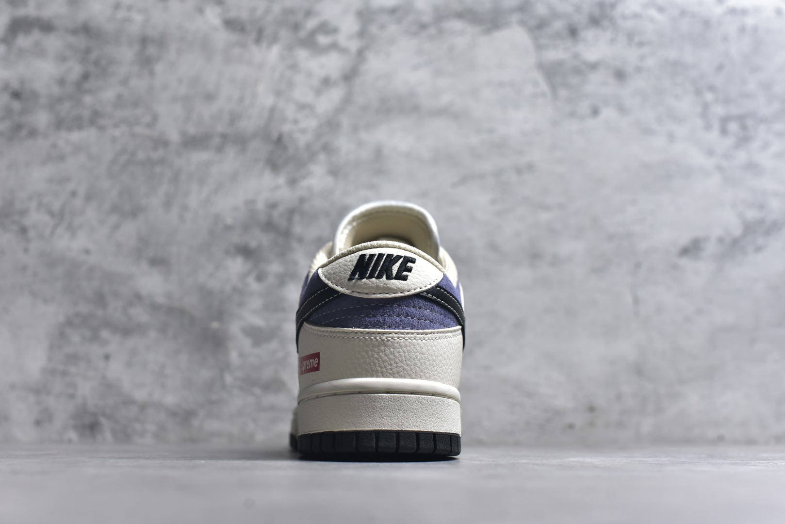 图片[5]-#海外爆款限量发售！Nike SB Dunk Low“ Supreme联名—马年限定” 周年高端定制 低帮休闲板鞋 定制鞋盒 大厂纯原品质出货 超高清洁度 皮料切割干净无任何毛边 细节完美 货号：DN3168-015 尺码：36 36.5 37.5 38 38.5 39 40 40.5 41 42 42.5 43 44 44.5 45-选品中心