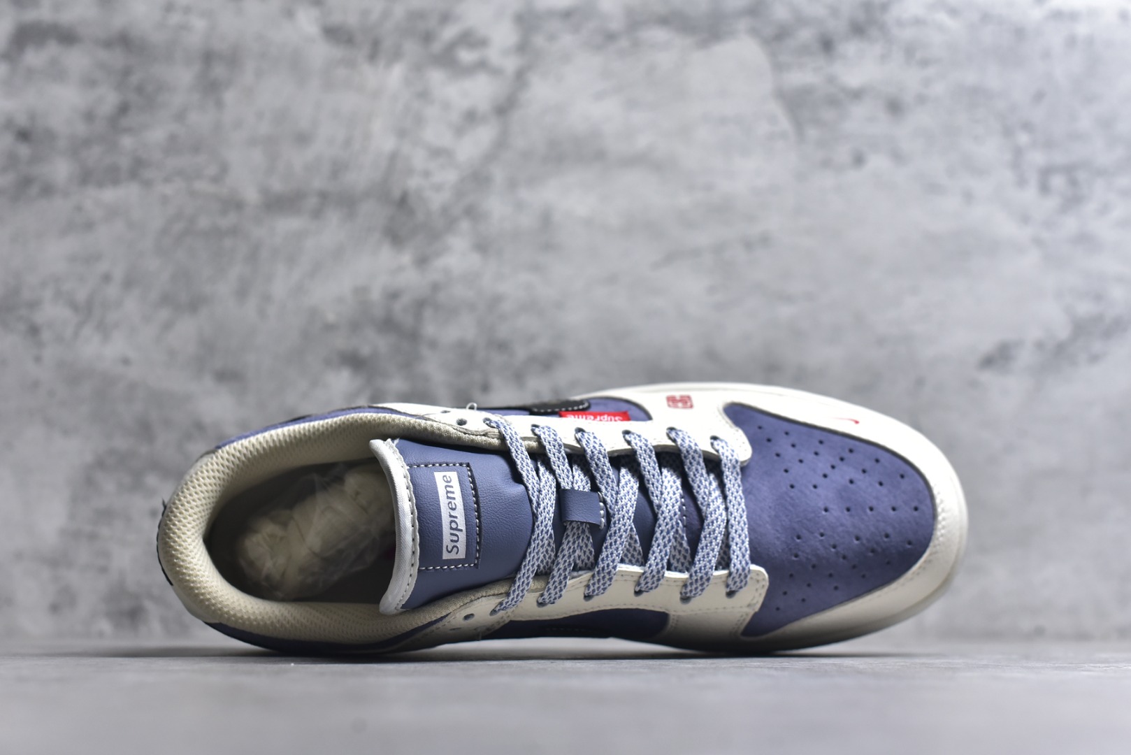 图片[4]-#海外爆款限量发售！Nike SB Dunk Low“ Supreme联名—马年限定” 周年高端定制 低帮休闲板鞋 定制鞋盒 大厂纯原品质出货 超高清洁度 皮料切割干净无任何毛边 细节完美 货号：DN3168-015 尺码：36 36.5 37.5 38 38.5 39 40 40.5 41 42 42.5 43 44 44.5 45-选品中心