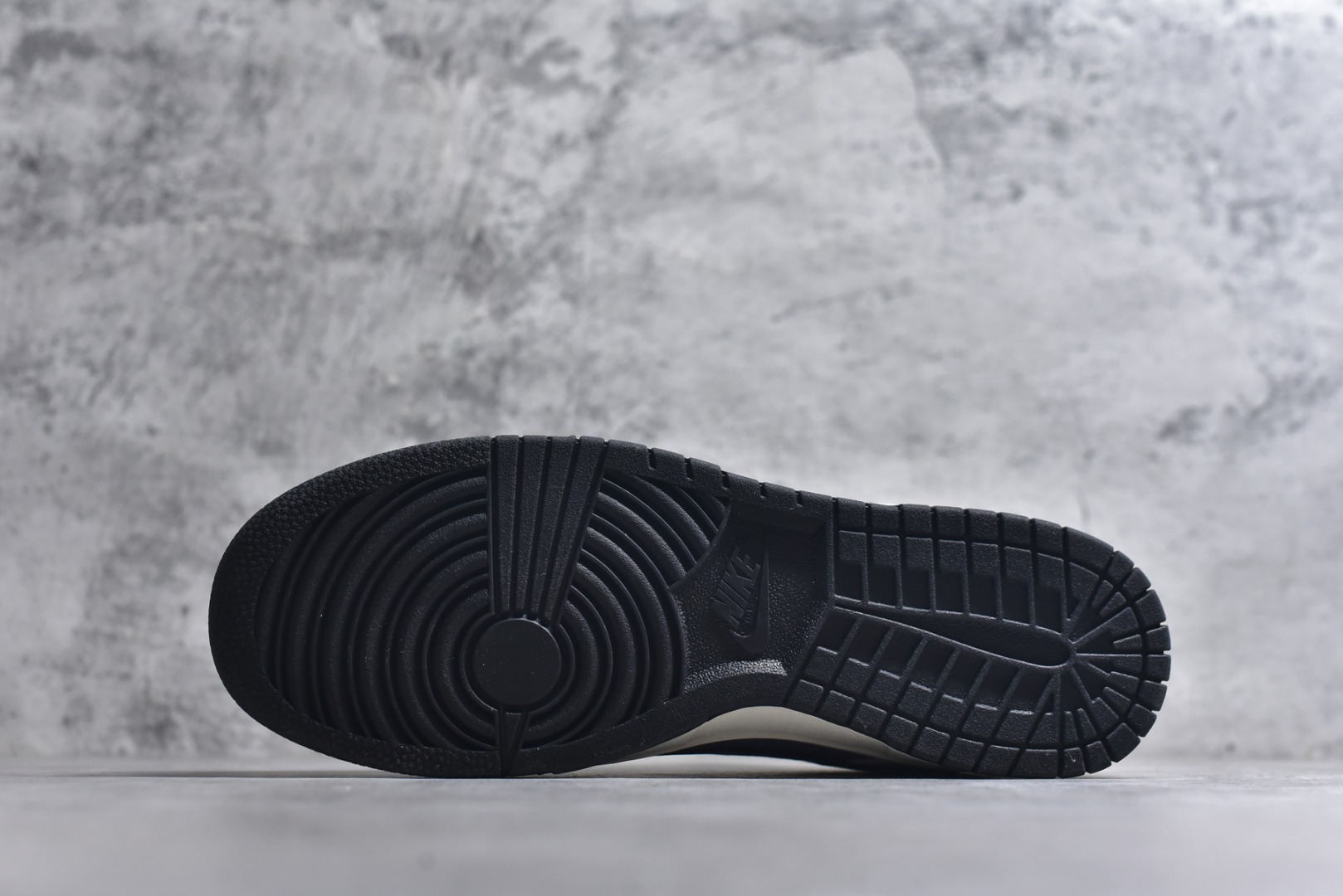 图片[6]-#海外爆款限量发售！Nike SB Dunk Low“ Supreme联名—马年限定” 周年高端定制 低帮休闲板鞋 定制鞋盒 大厂纯原品质出货 超高清洁度 皮料切割干净无任何毛边 细节完美 货号：DN3168-015 尺码：36 36.5 37.5 38 38.5 39 40 40.5 41 42 42.5 43 44 44.5 45-选品中心